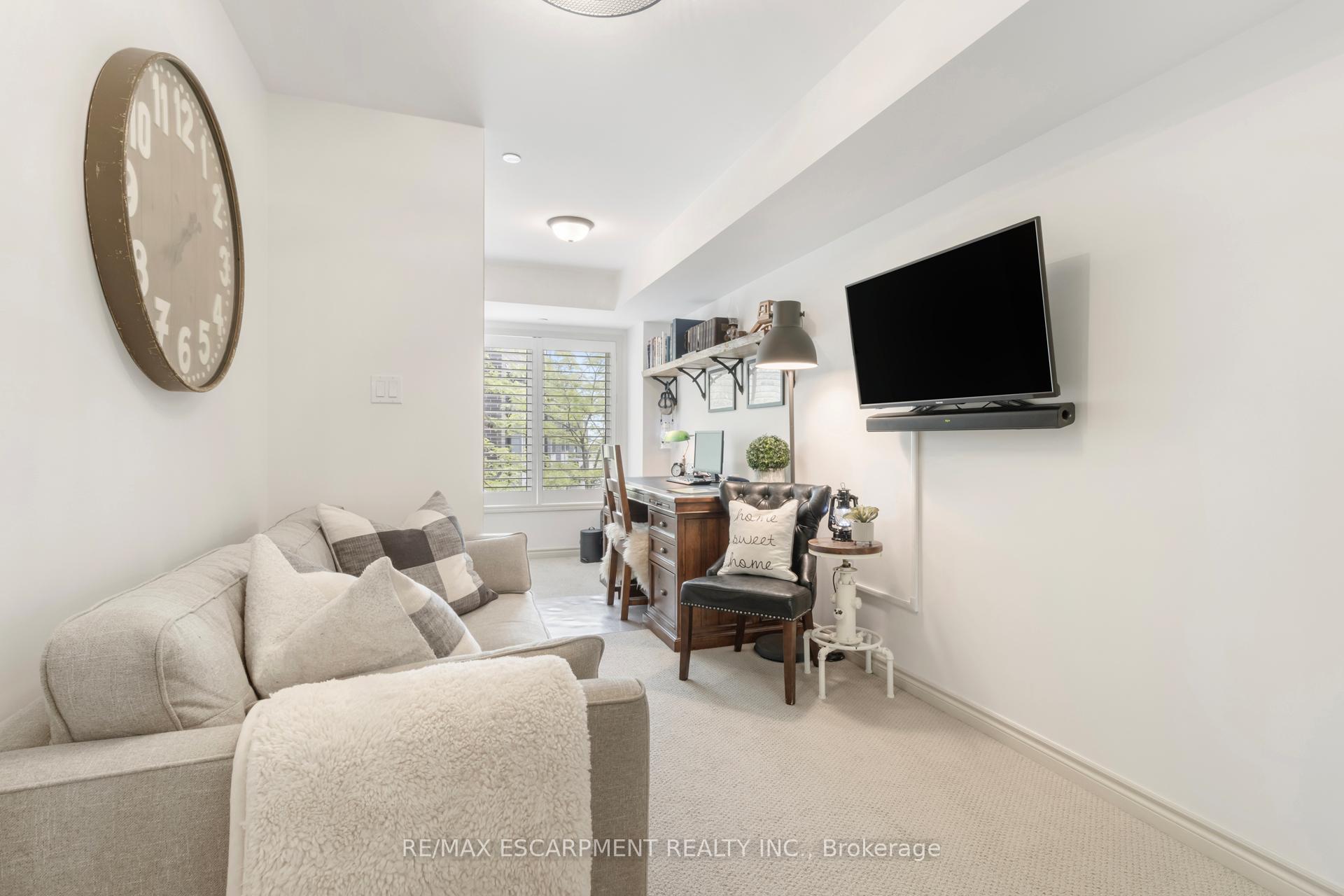 3 Bedrooms Condo at 2232 Bromsgrove, Mississauga For sale