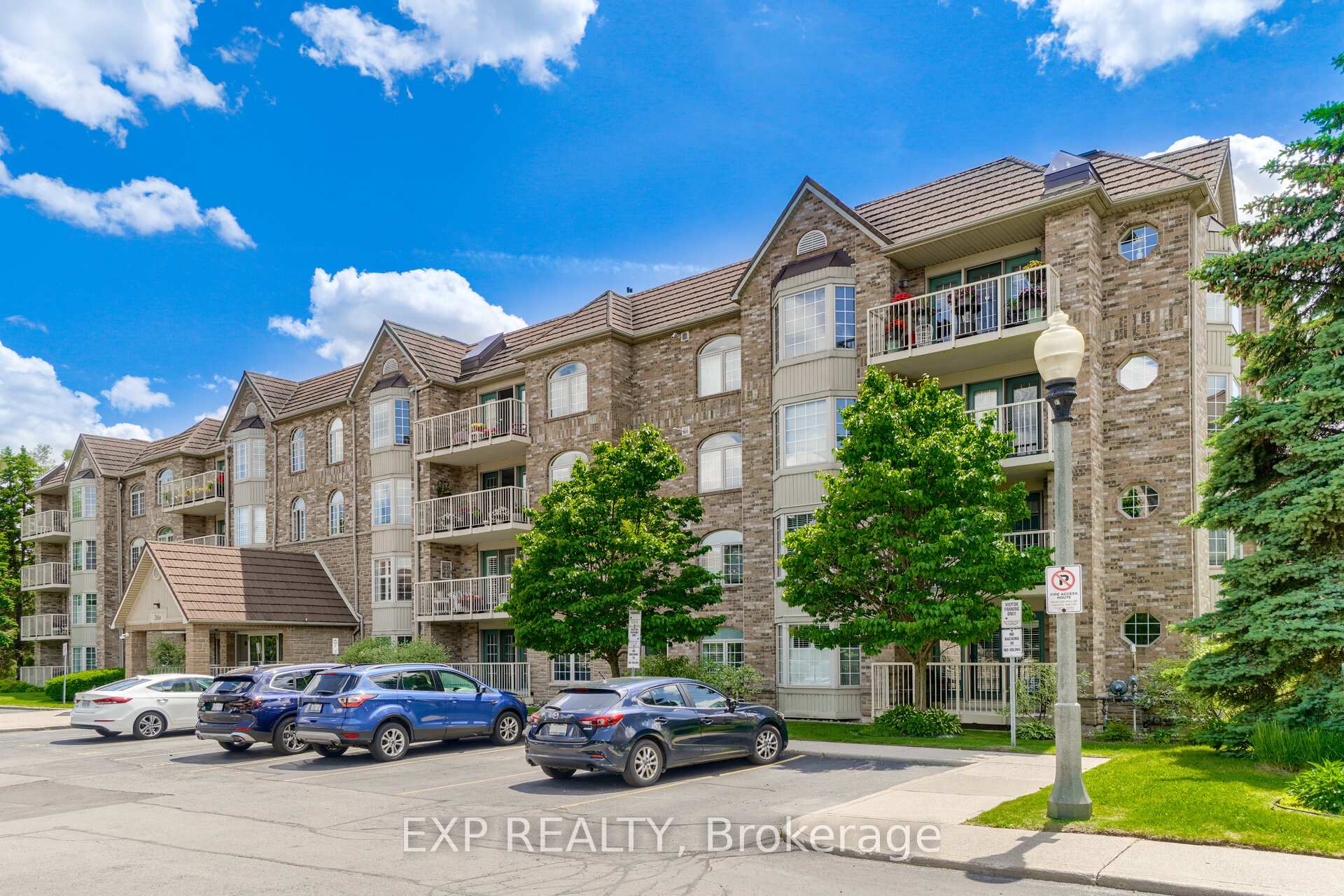 2 Bedrooms Condo at 216 Plains, Burlington For sale