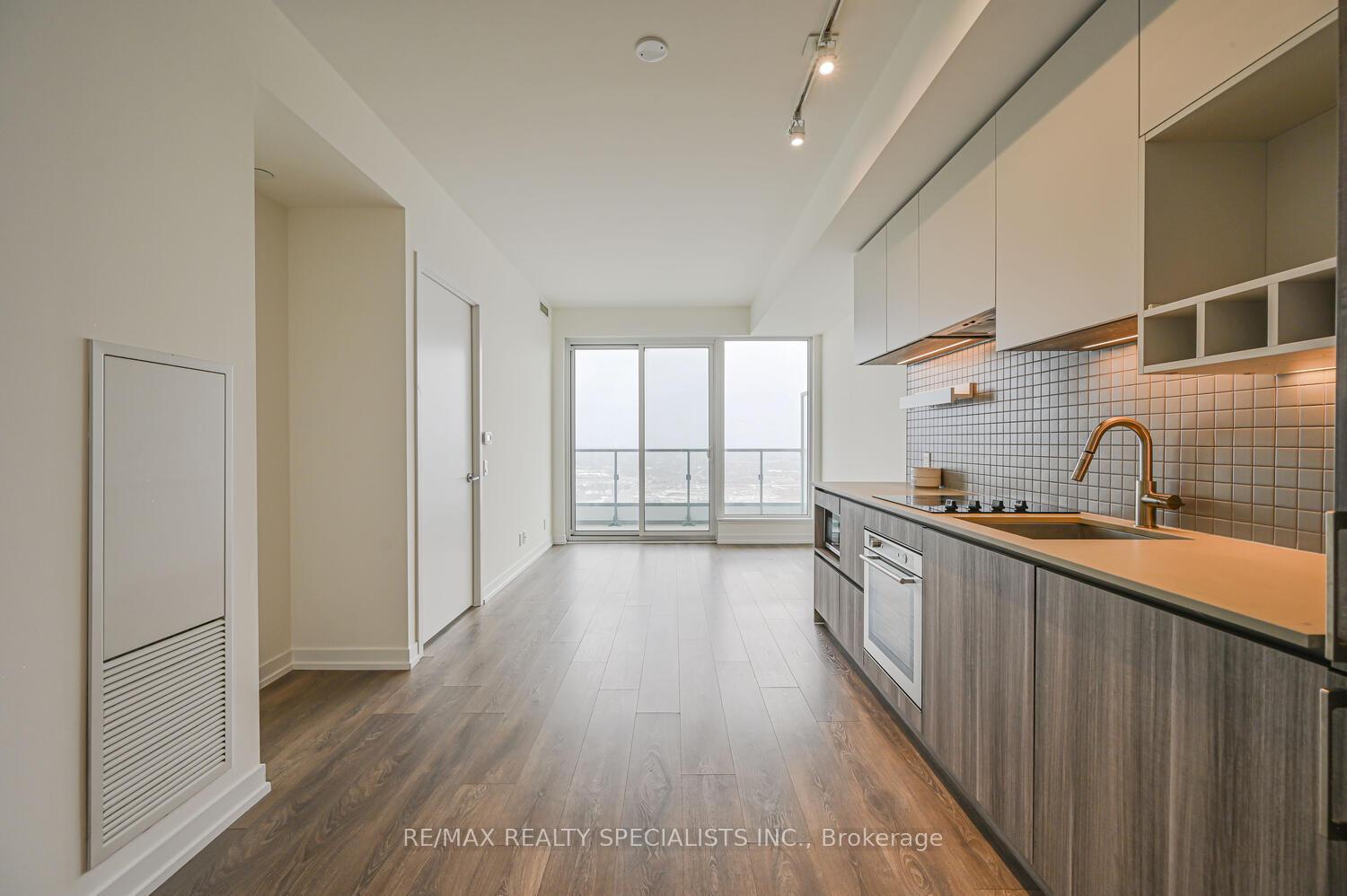 2 Bedrooms Condo at 5 BUTTERMILL, Vaughan For sale