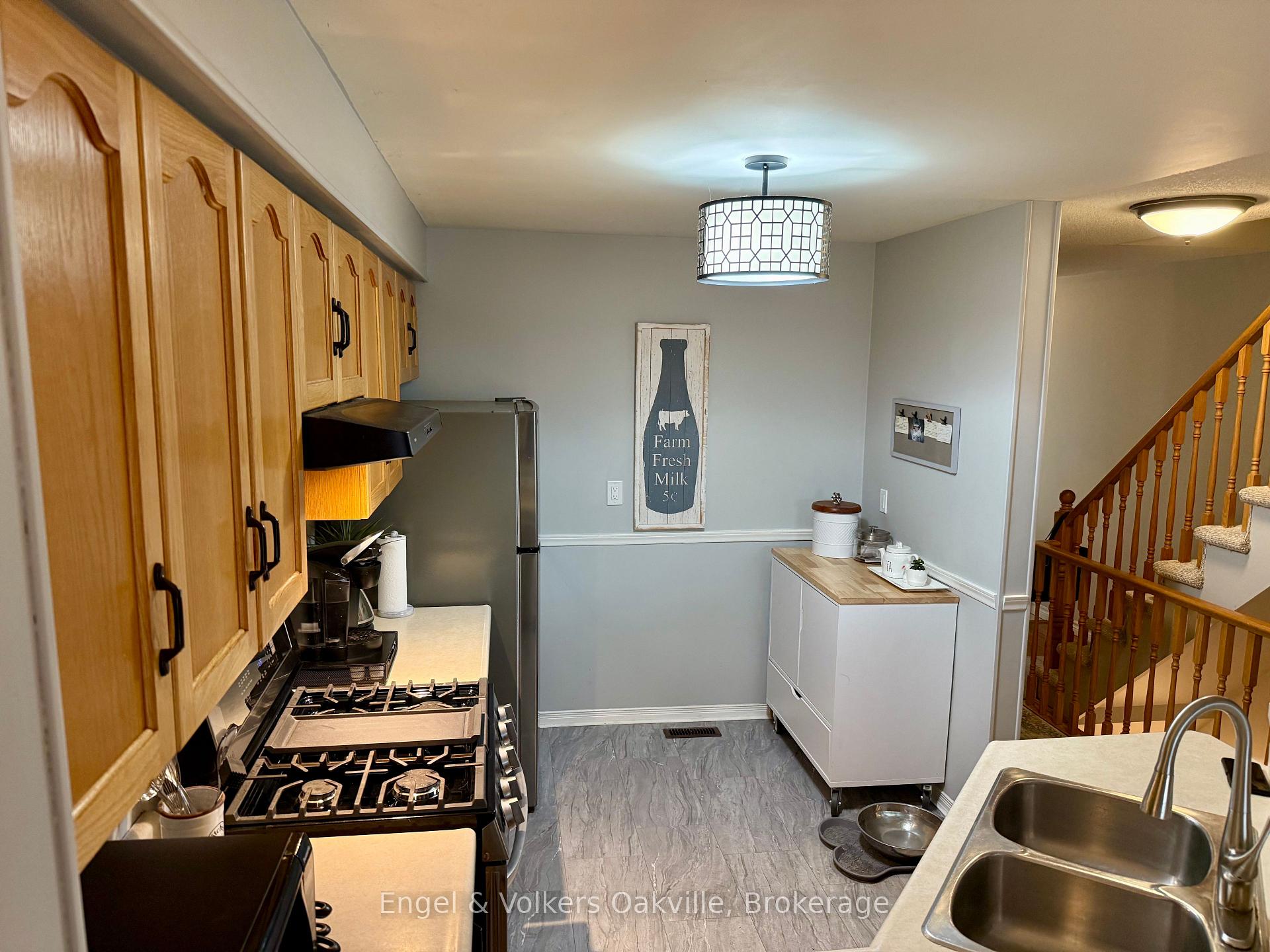 3 Bedrooms Condo at 2015 Cleaver, Burlington For sale