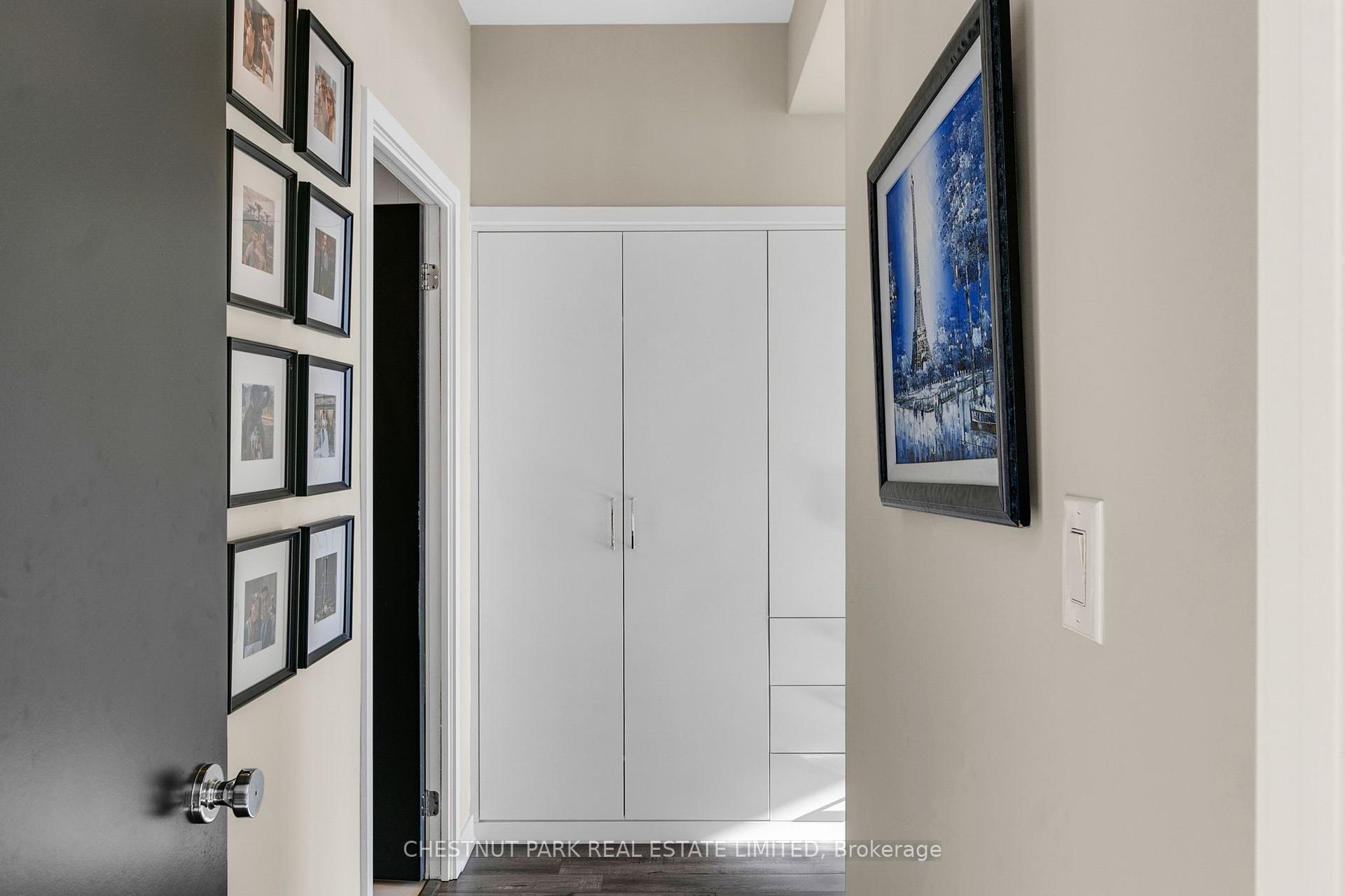 3 Bedrooms Condo at 25 Capreol, Toronto For sale