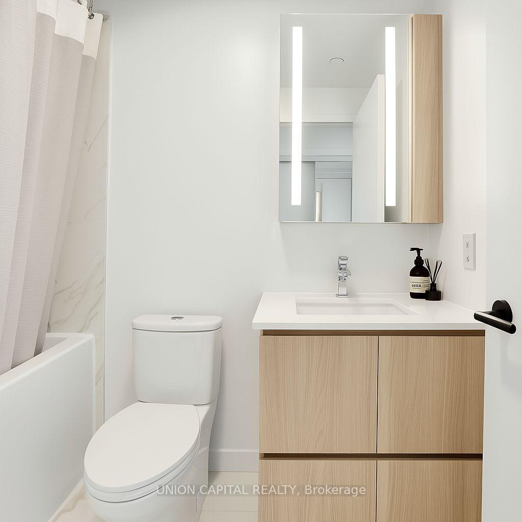2 Bedrooms Condo at 215 Lakeshore, Mississauga For sale