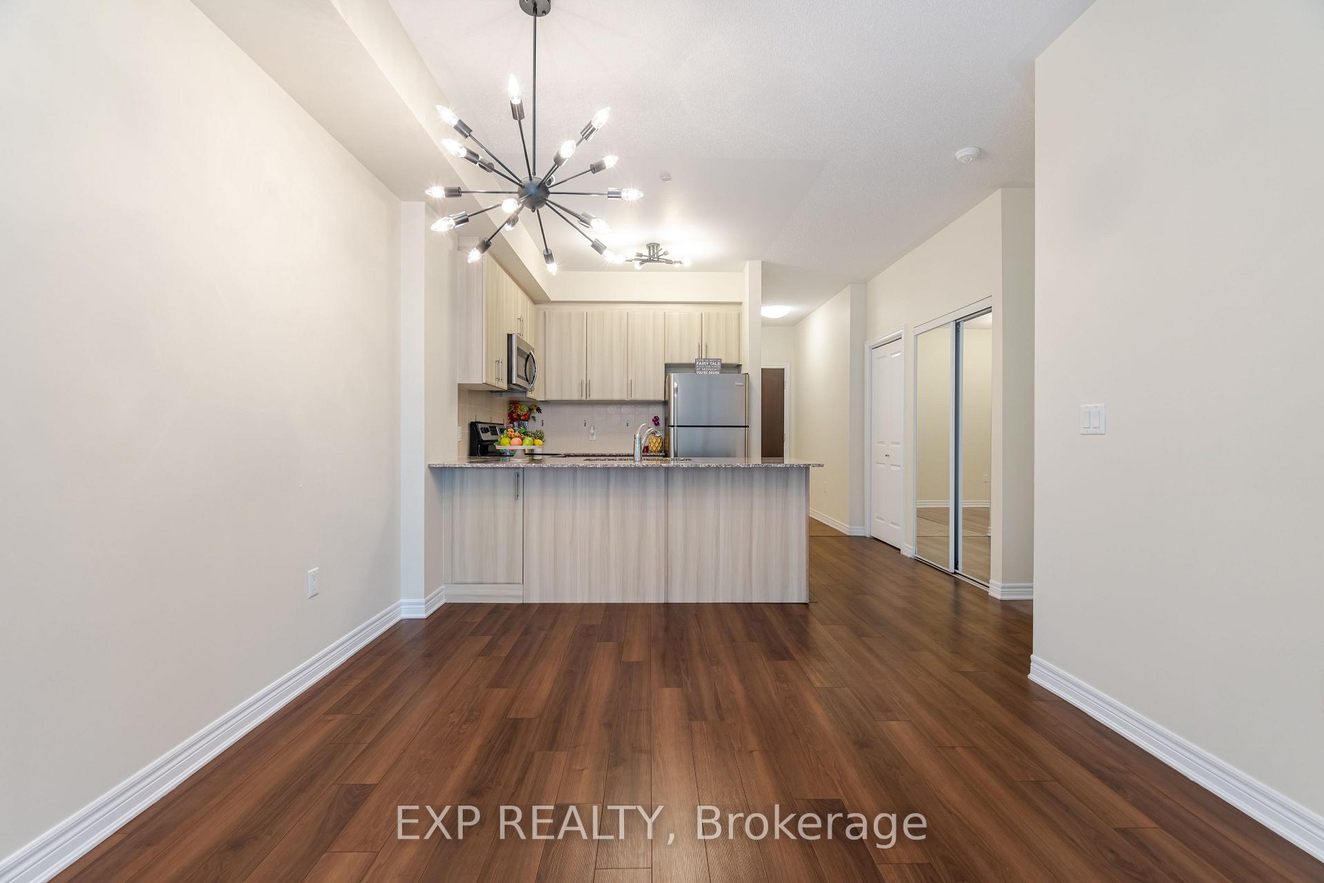 3 Bedrooms Condo at 216 Oak Park, Oakville For sale