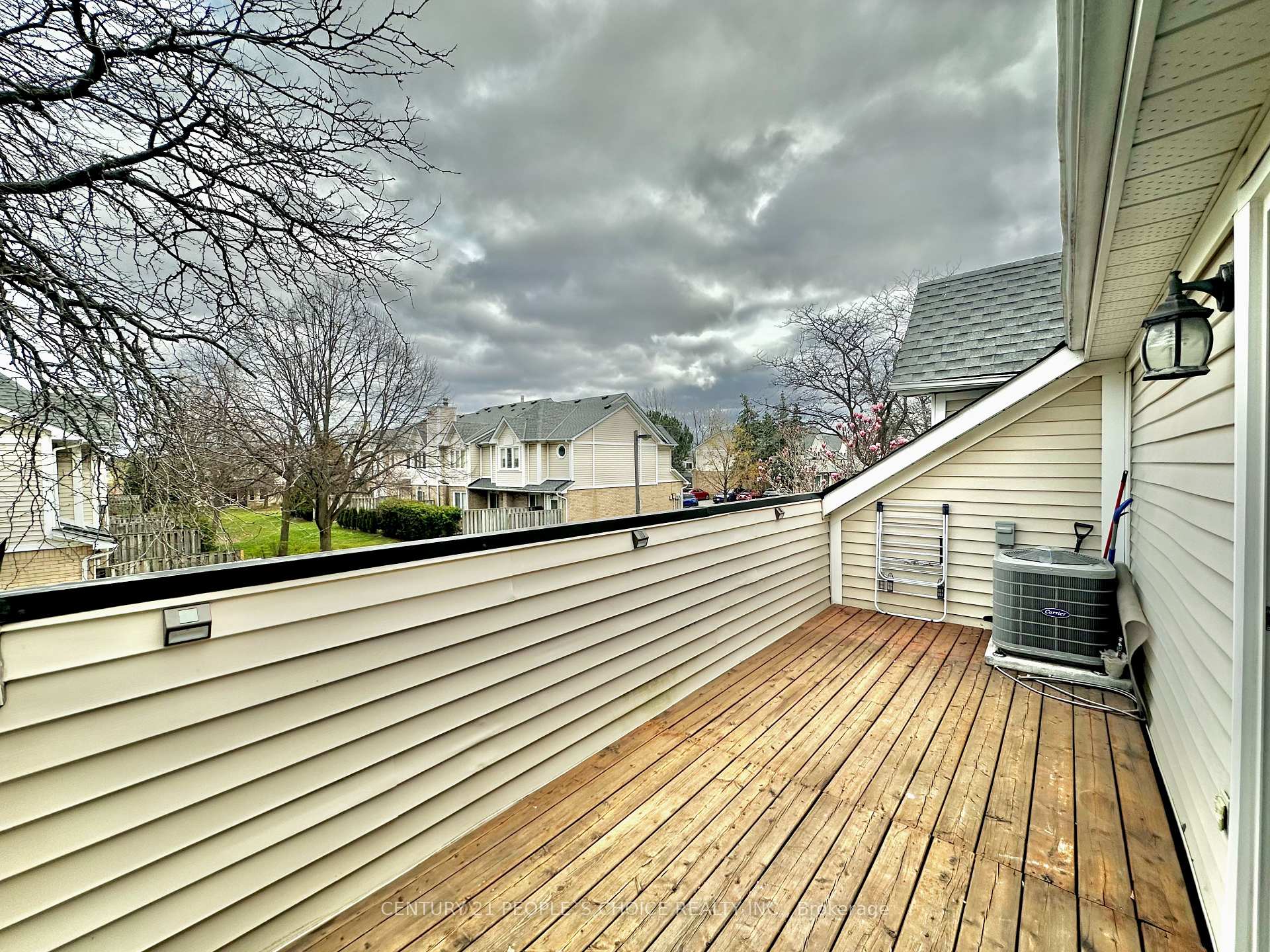 3 Bedrooms Condo at 2530 Northampton, Burlington For sale