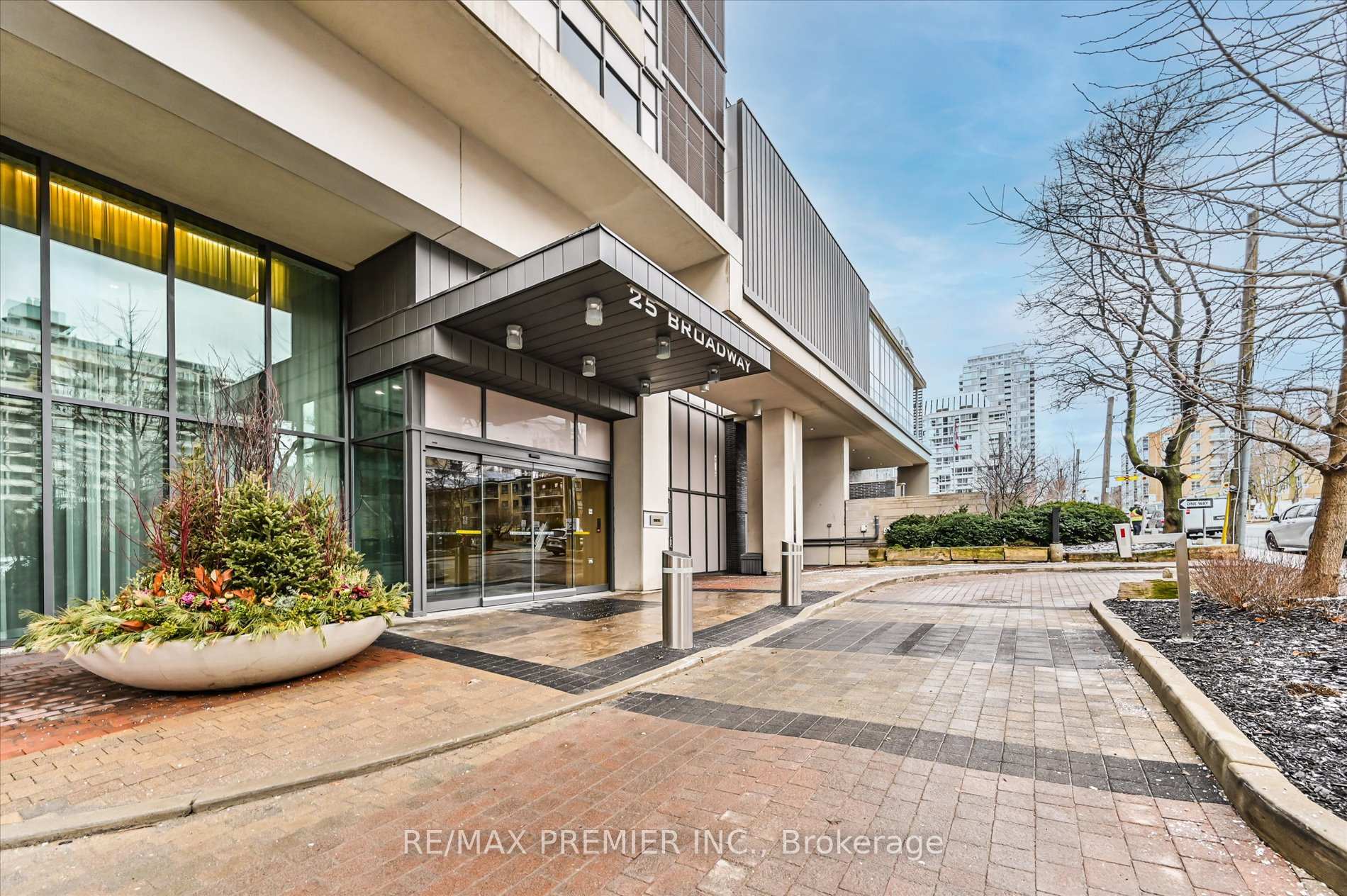 3 Bedrooms Condo at 25 Broadway, Toronto For sale