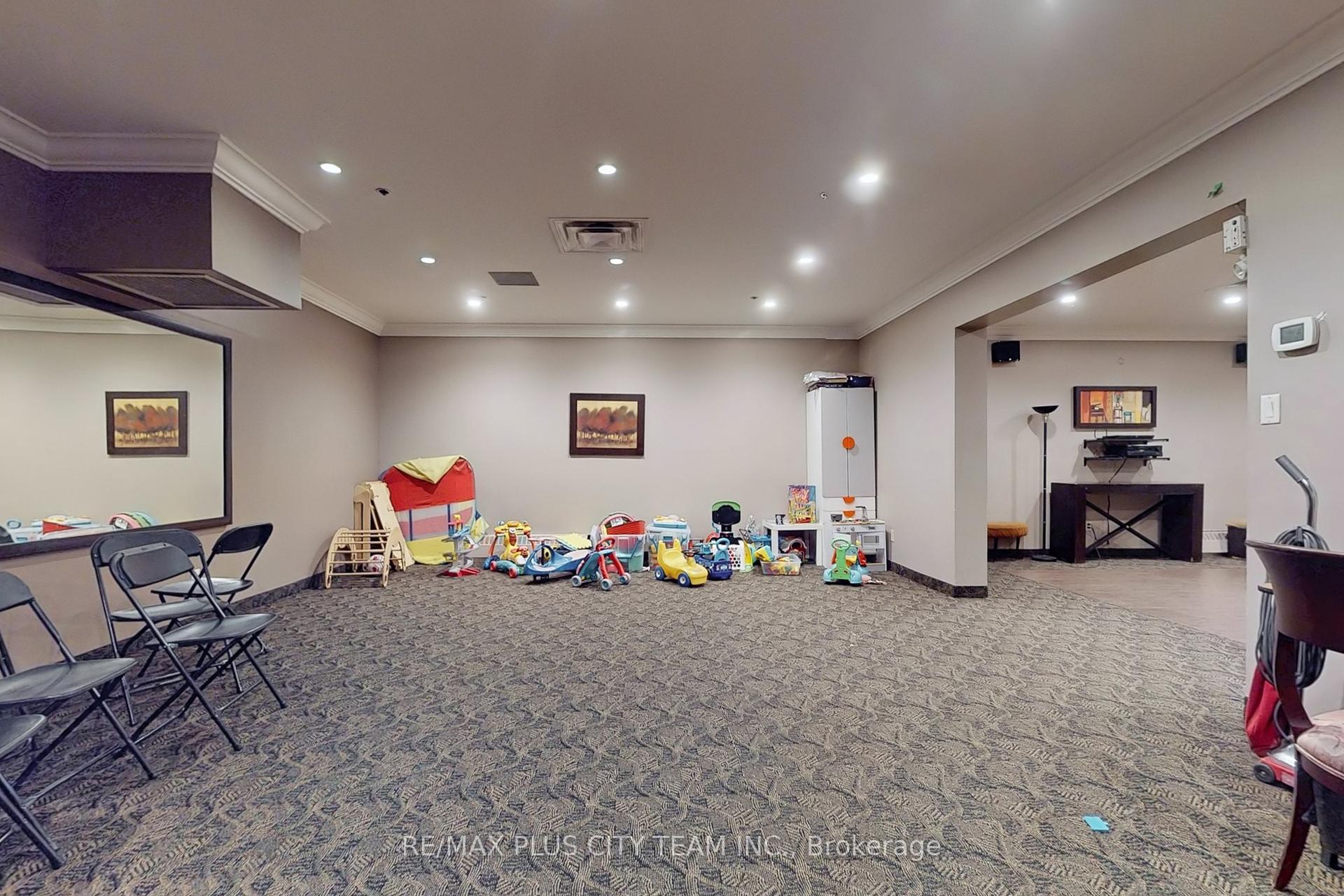 4 Bedrooms Condo at 35 Ormskirk, Toronto For sale