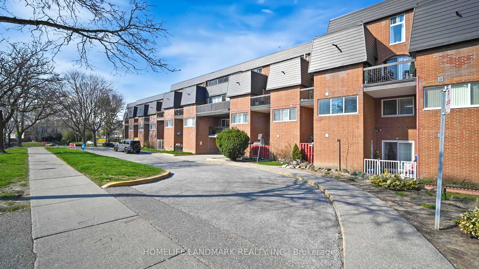3 Bedrooms Condo at 1395 Williamsport, Mississauga For sale