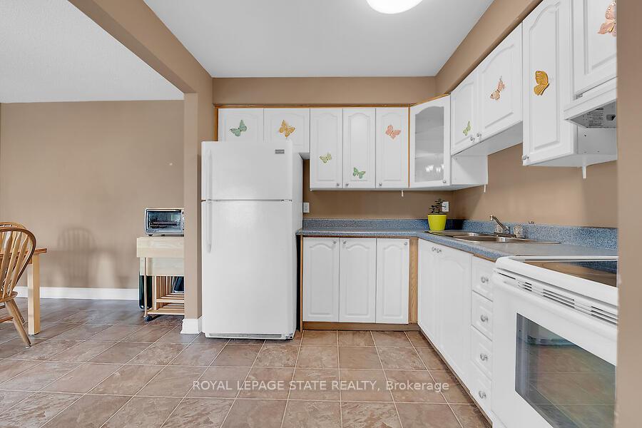 3 Bedrooms Condo at 977 Francis,  Burlington For sale