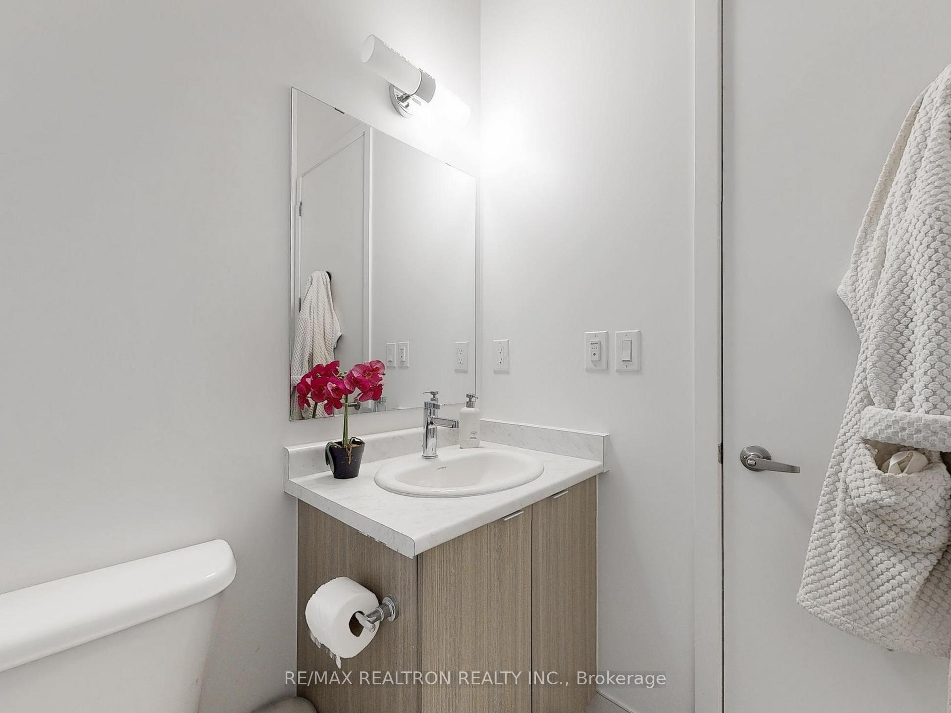 2 Bedrooms Condo at 160 Canon Jackson, Toronto For sale