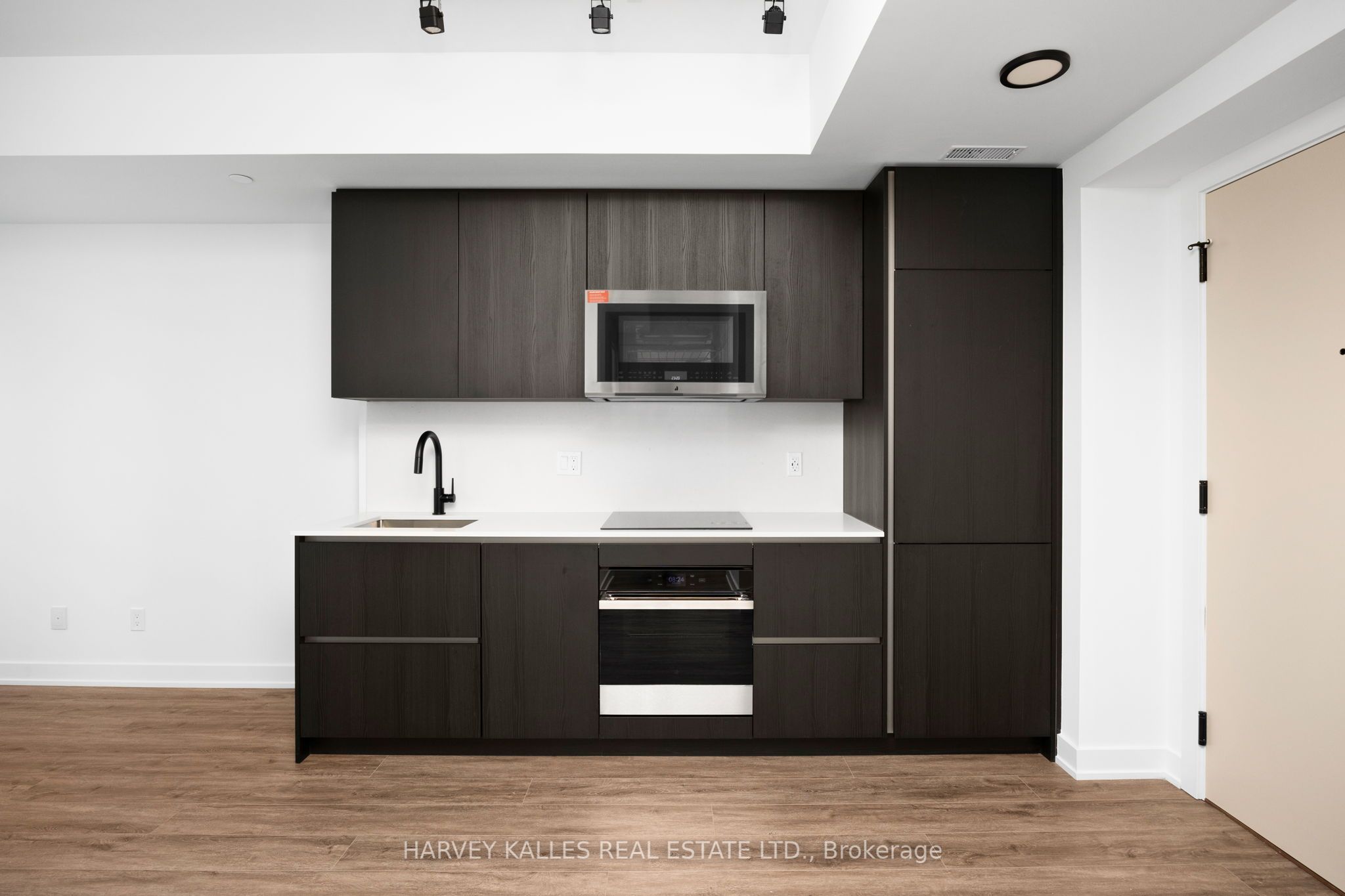 327 King Street W 3605