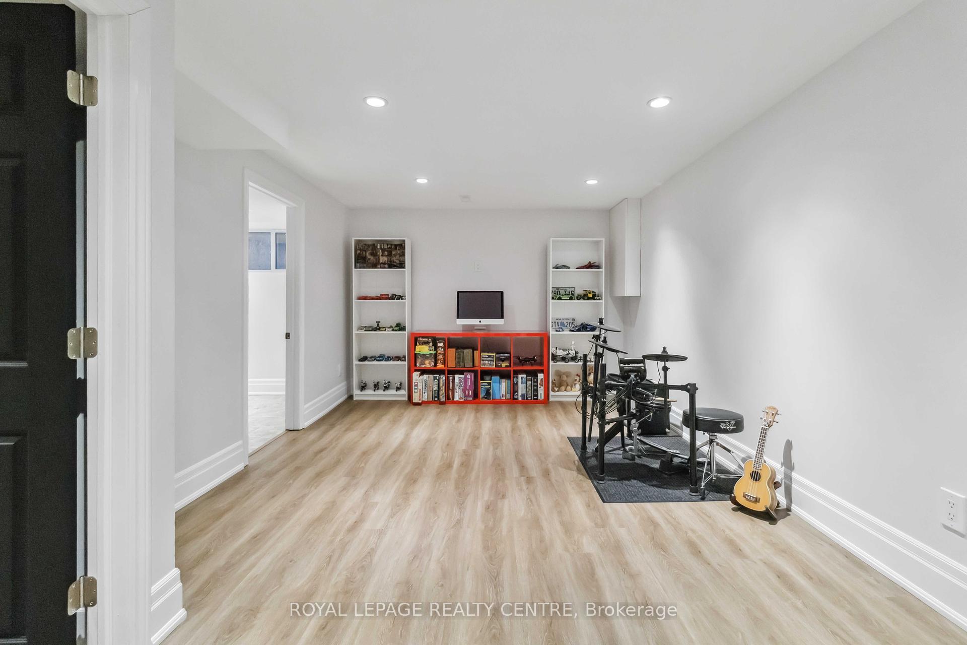3 Bedrooms Condo at 3400 Rhonda, Mississauga For sale