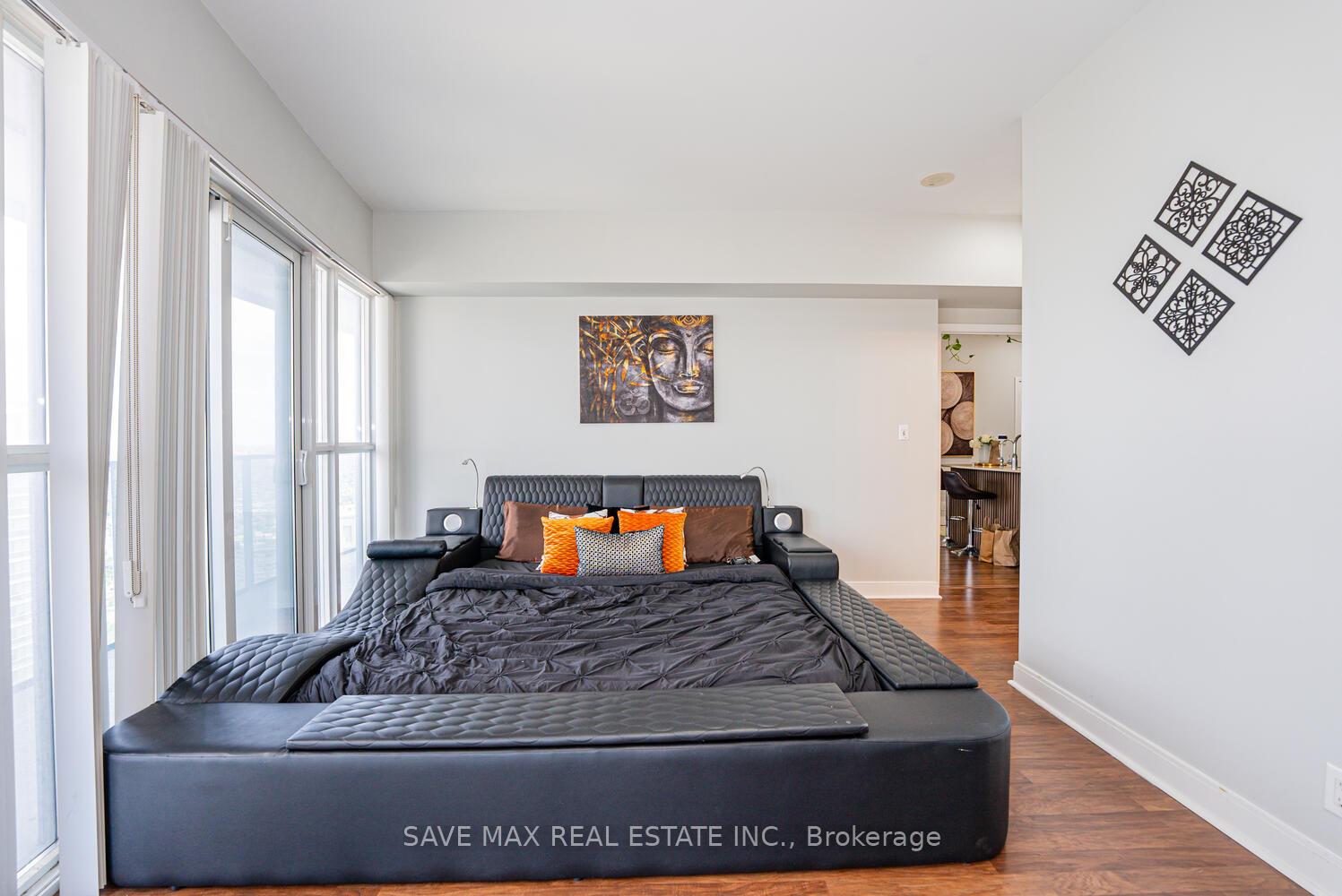 2 Bedrooms Condo at 60 Absolute, Mississauga For sale
