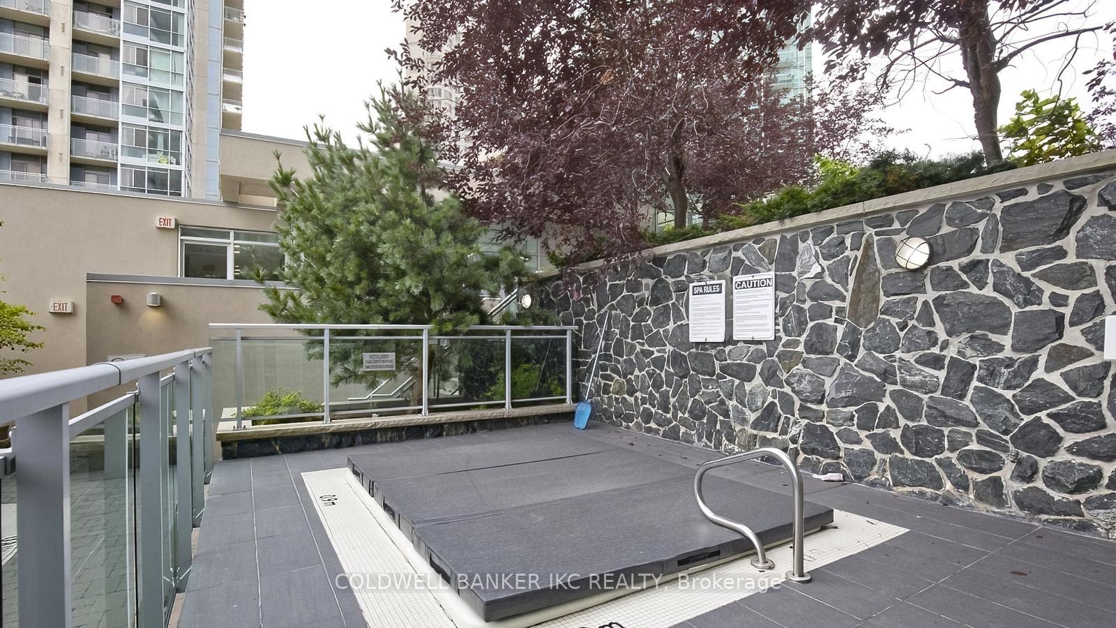 2 Bedrooms Condo at 223 Webb, Mississauga For sale