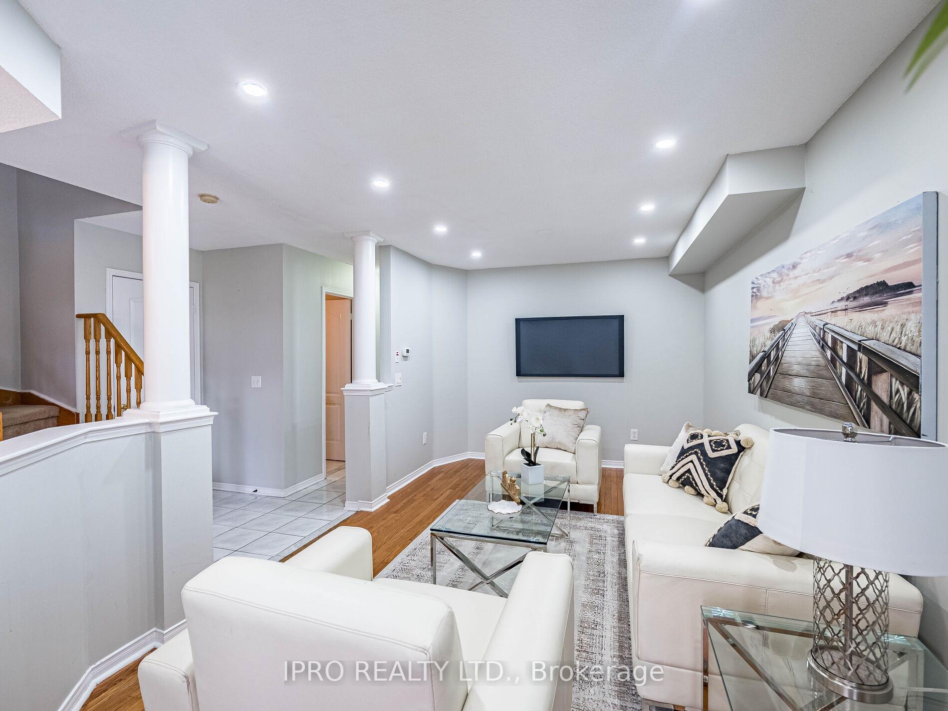 4 Bedrooms Condo at 833 Scollard, Mississauga For sale