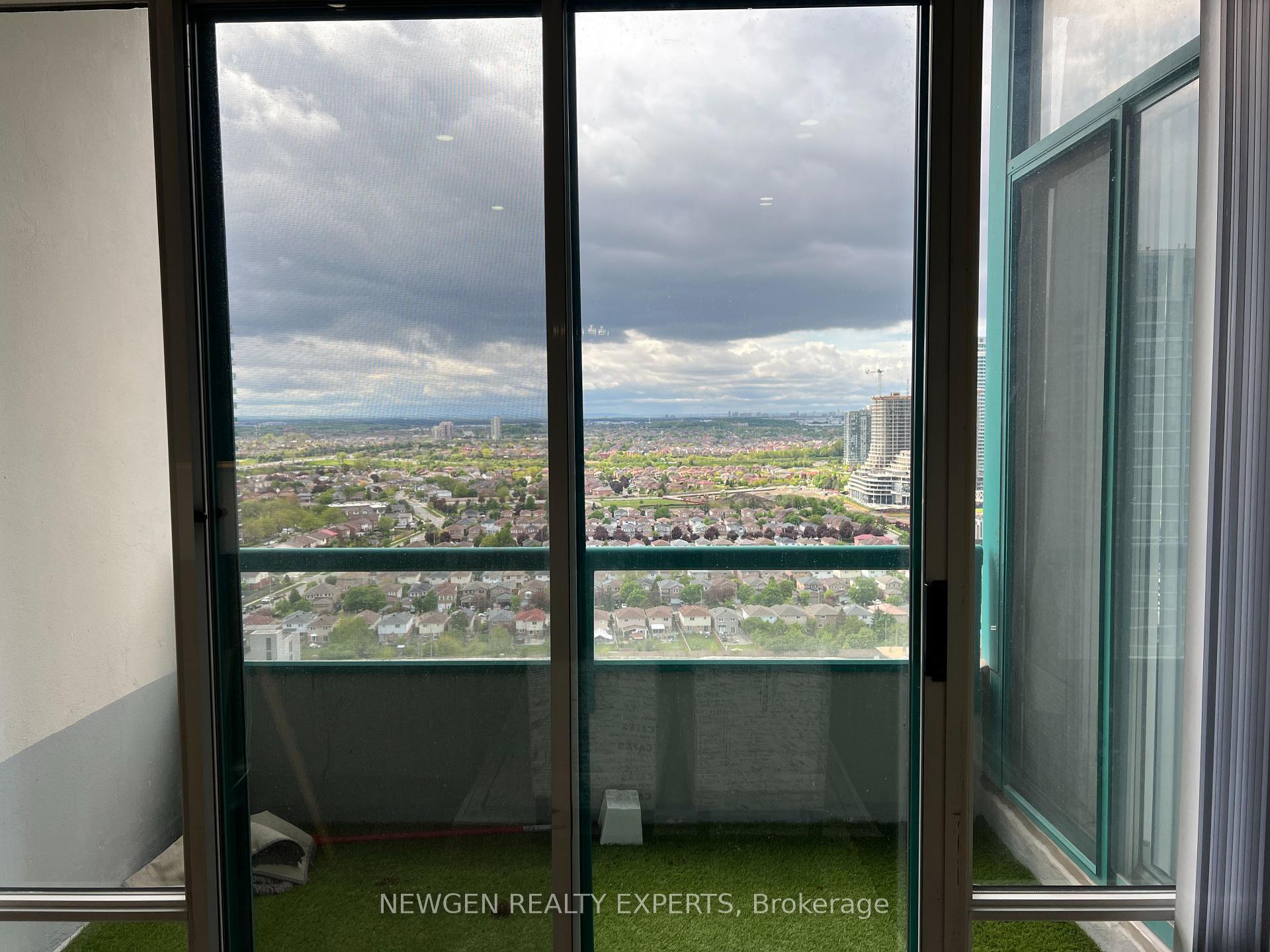 3 Bedrooms Condo at 550 Webb, Mississauga For sale