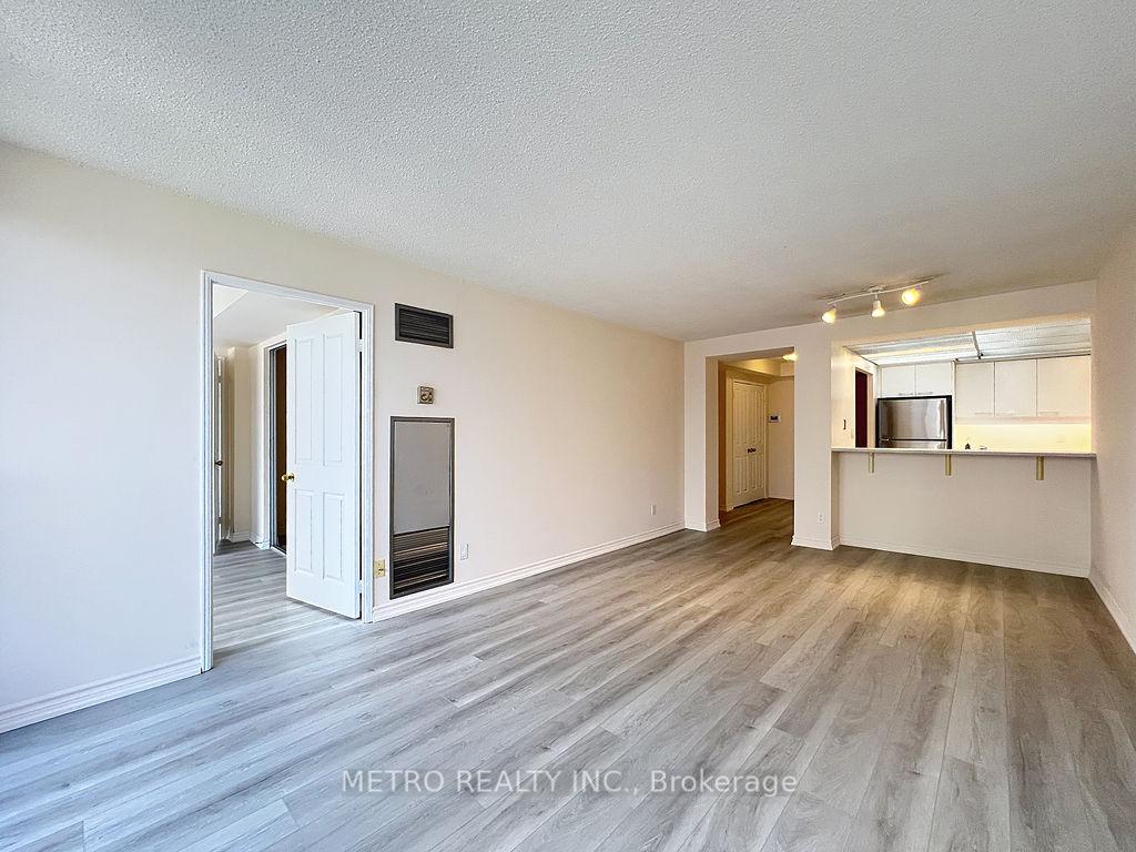 3 Bedrooms Condo at 18 Hollywood, Toronto For sale