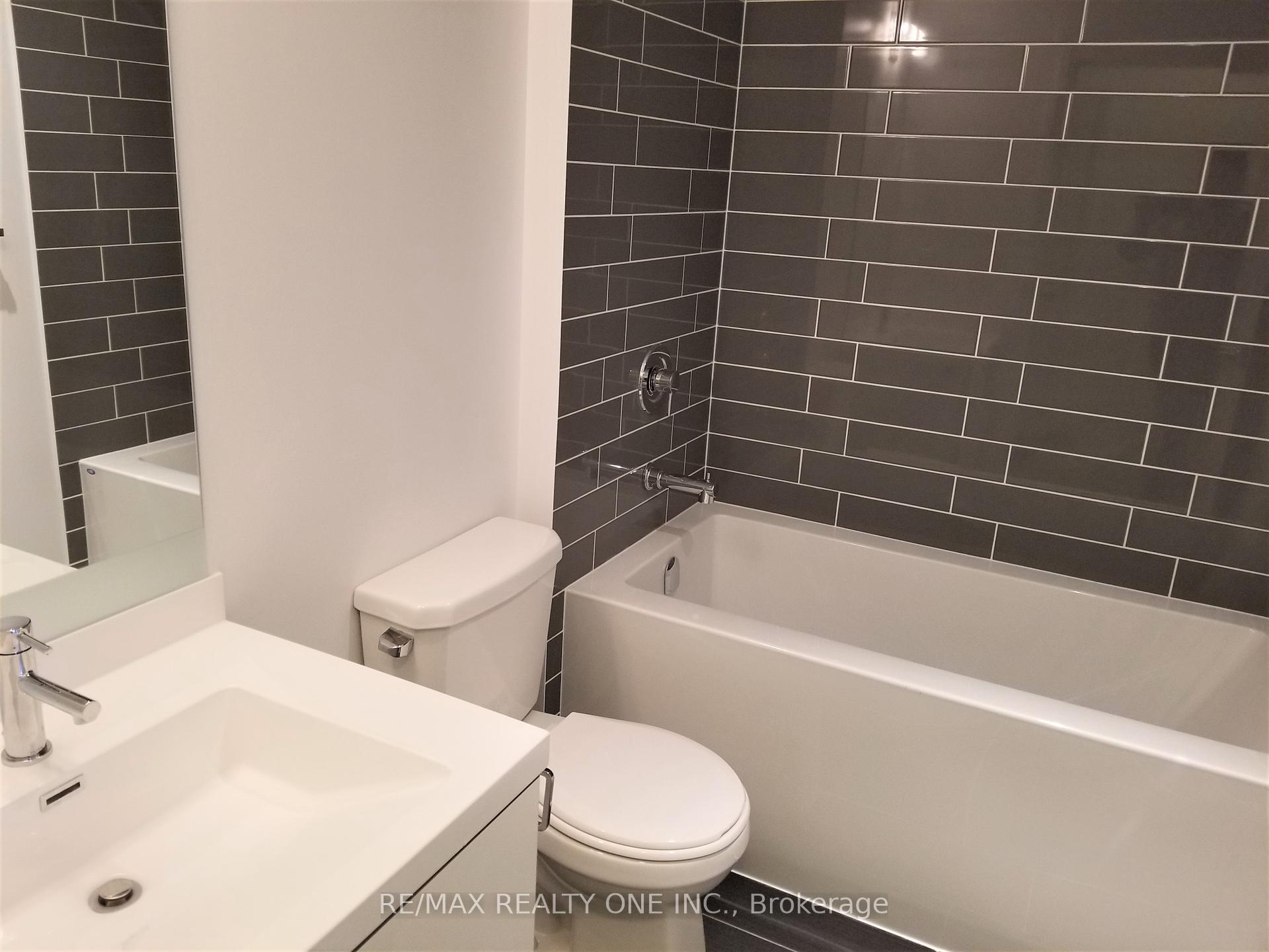 2 Bedrooms Condo at 55 Speers,  Oakville For sale