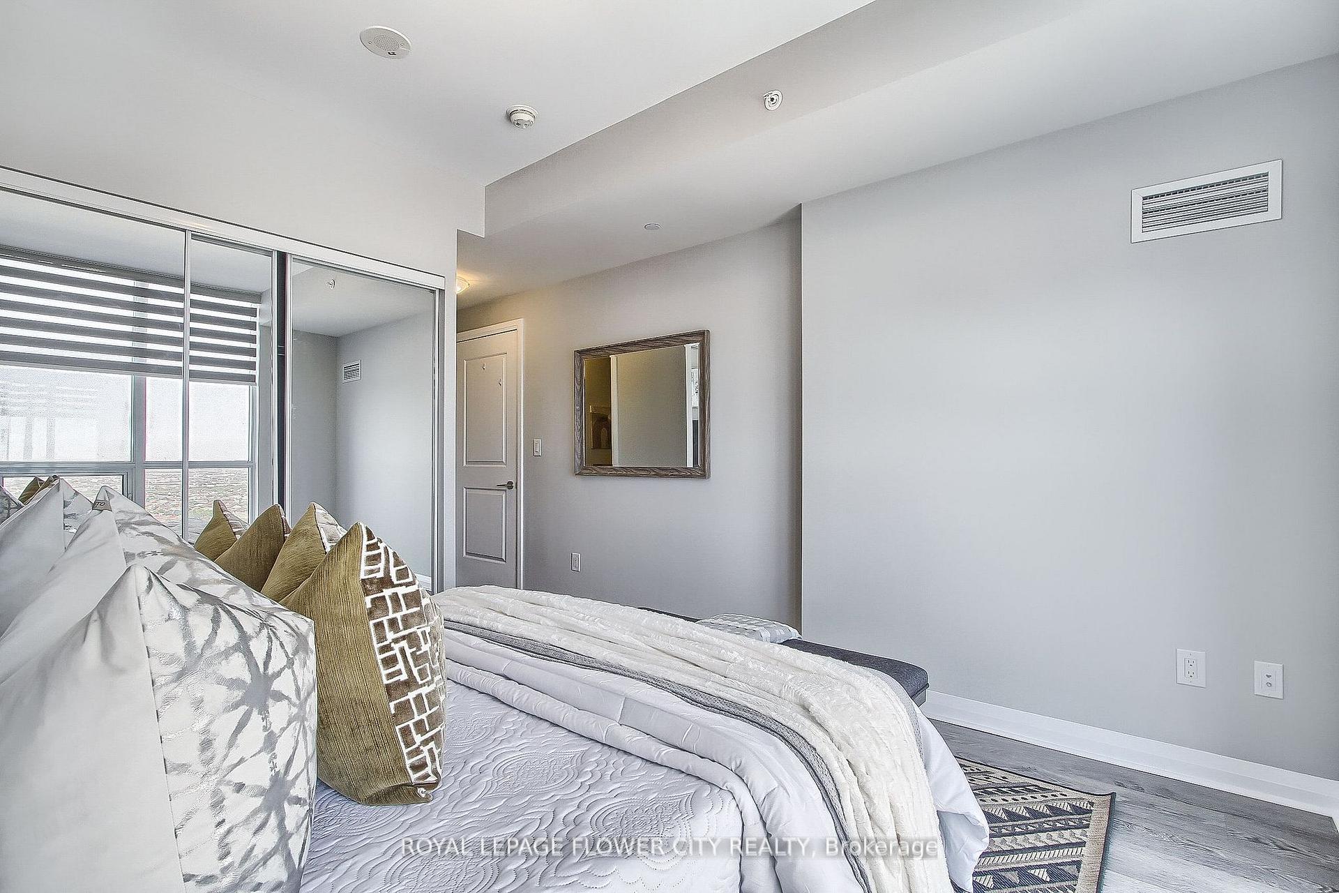 3 Bedrooms Condo at 5025 Four Springs, Mississauga For sale