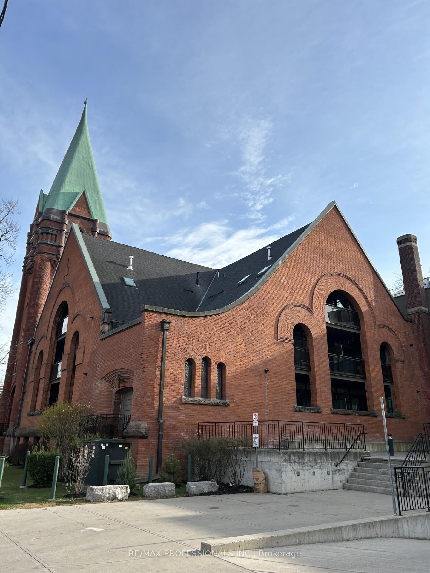 #205 – 152 Annette Street, Toronto, ON M6P 1P4