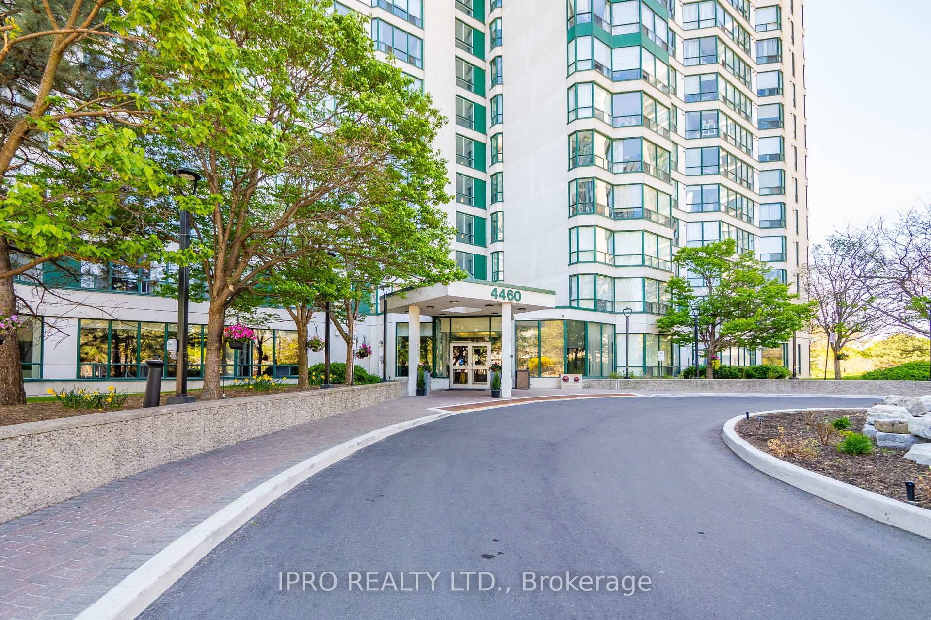 3 Bedrooms Condo at 4460 Tucana, Mississauga For sale