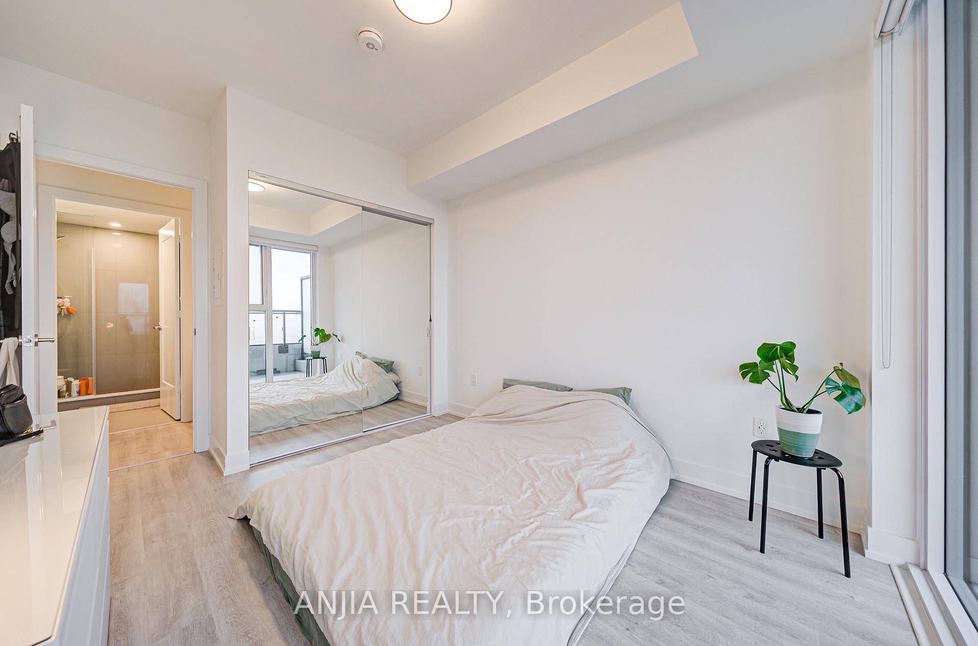 2 Bedrooms Condo at 30 Inn On The Park, Toronto For sale