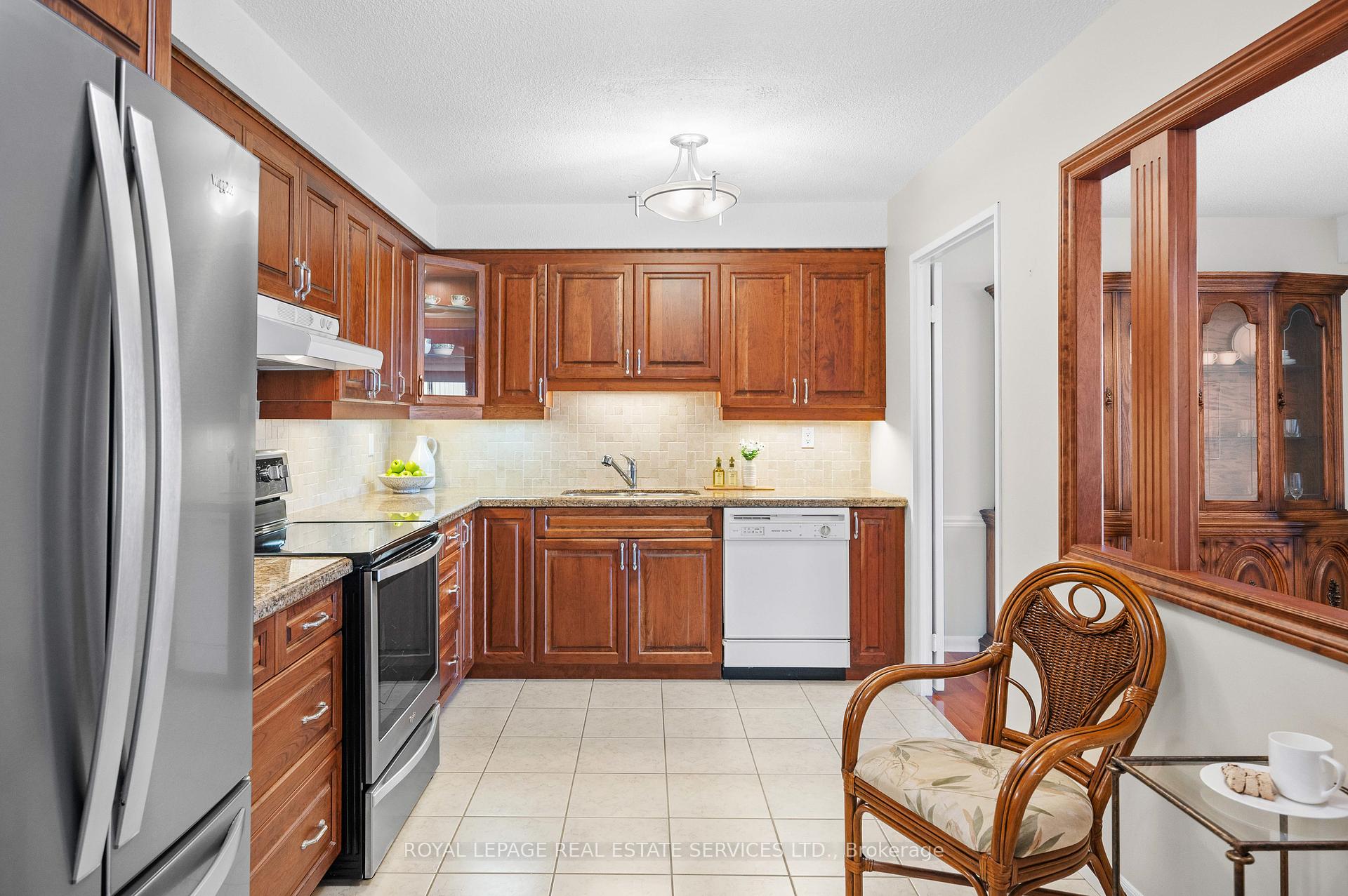 2 Bedrooms Condo at 2185 Marine,  Oakville For sale