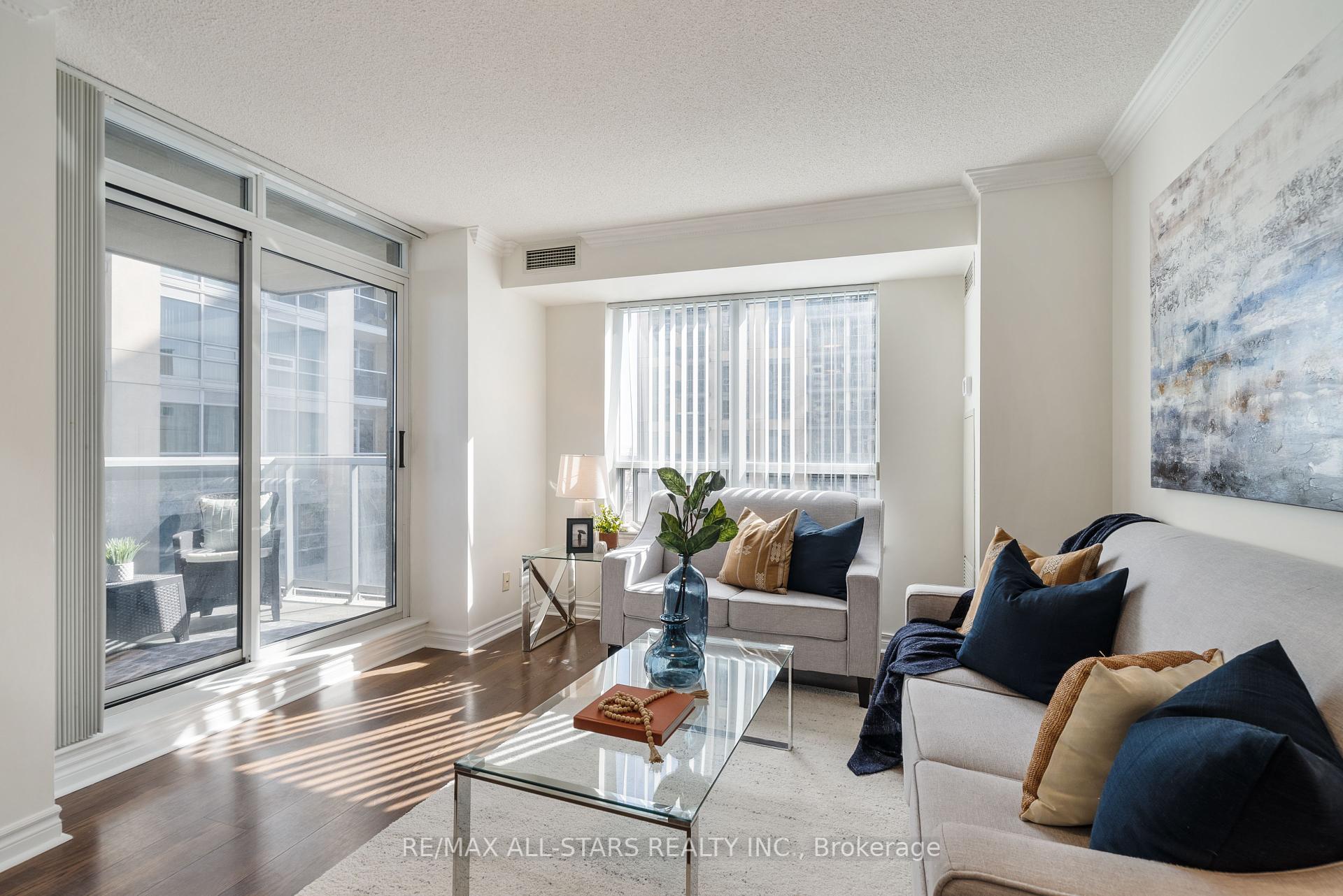 2 Bedrooms Condo at 5 Michael Power, Toronto For sale