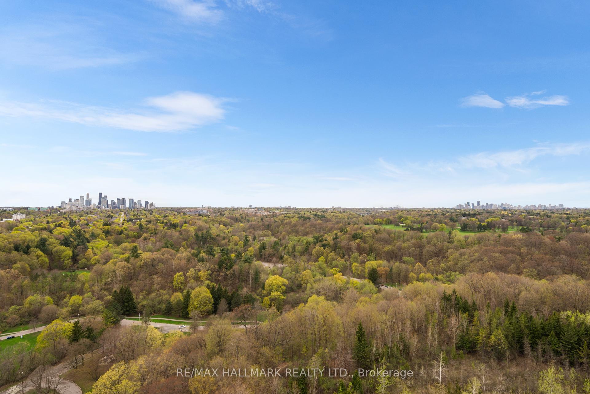 3 Bedrooms Condo at 10 Inn On The Park, Toronto For sale