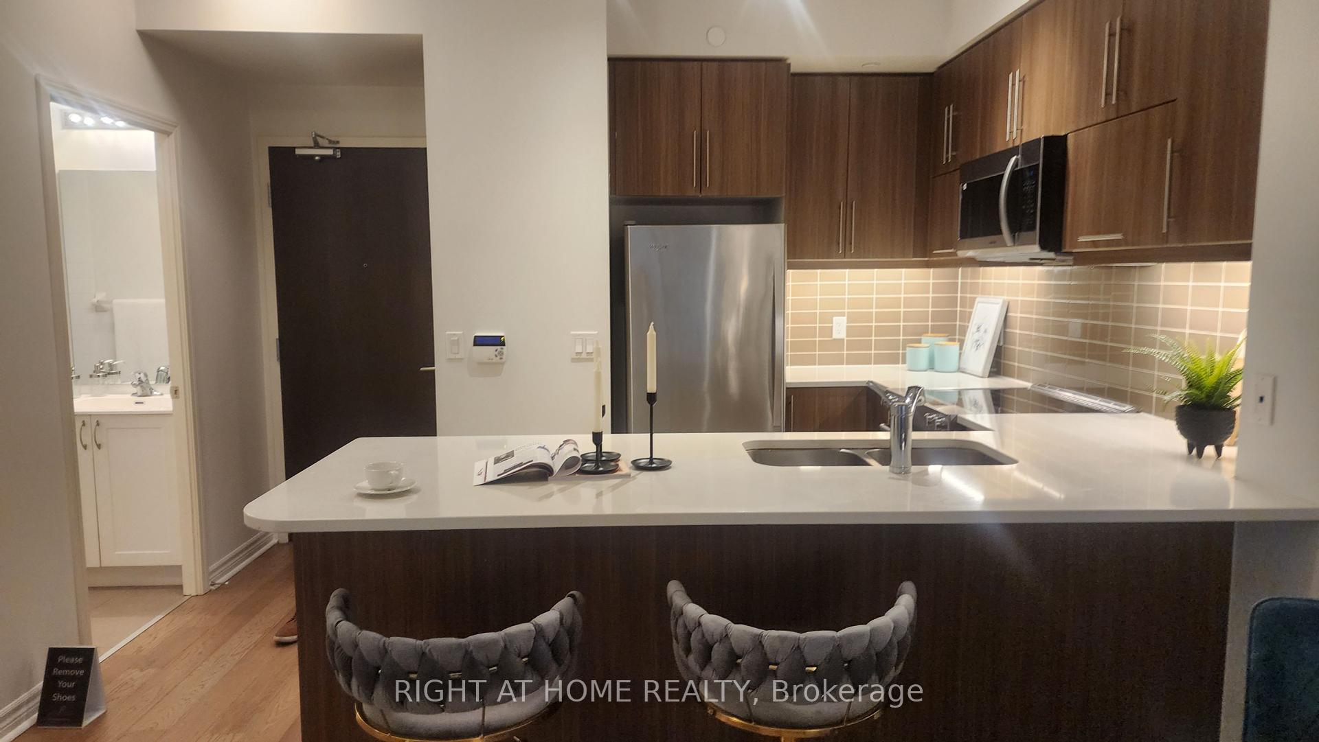 2 Bedrooms Condo at 39 Annie Craig, Toronto For sale