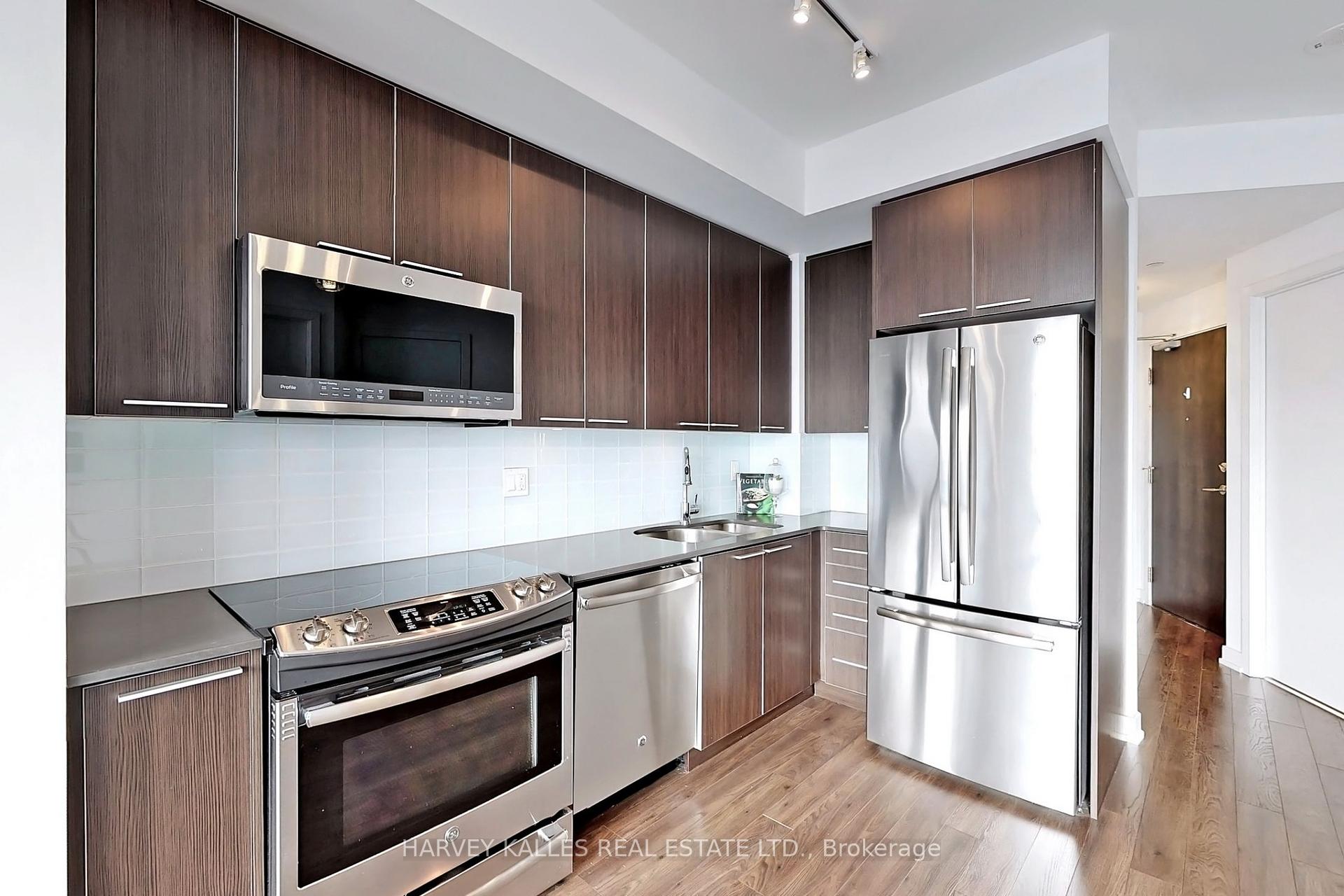 2 Bedrooms Condo at 10 Park Lawn, Toronto For sale