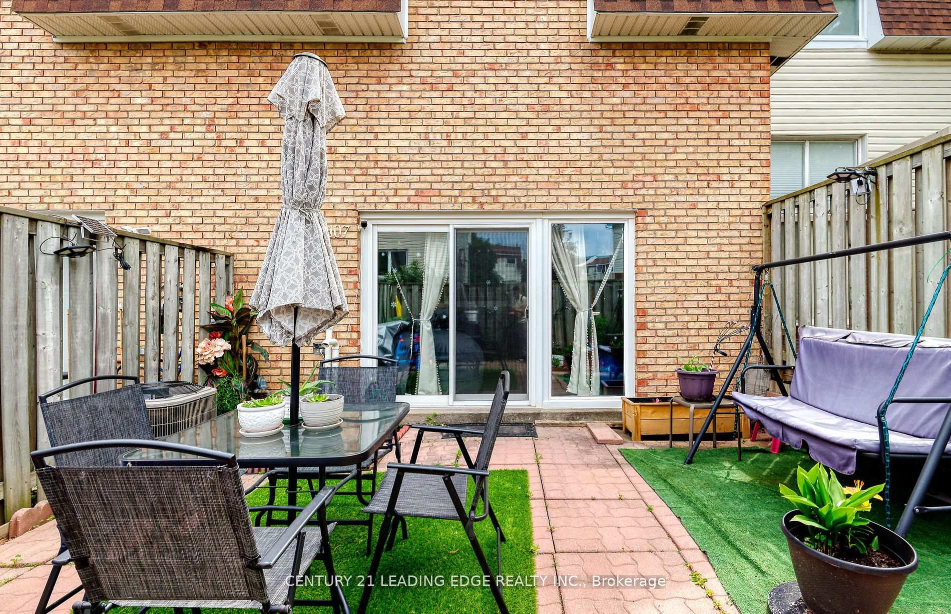 3 Bedrooms Condo at 11 Harrisford, Hamilton For sale