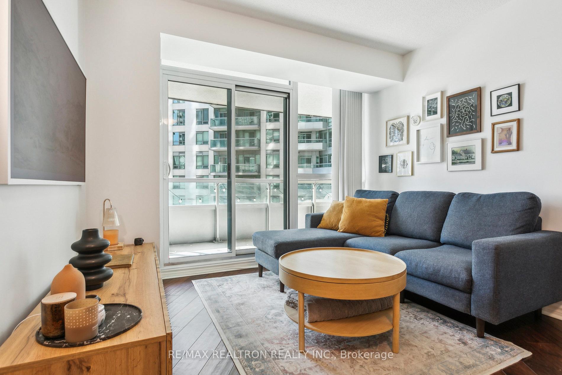 2 Bedrooms Condo at 19 Grand Trunk, Toronto For sale