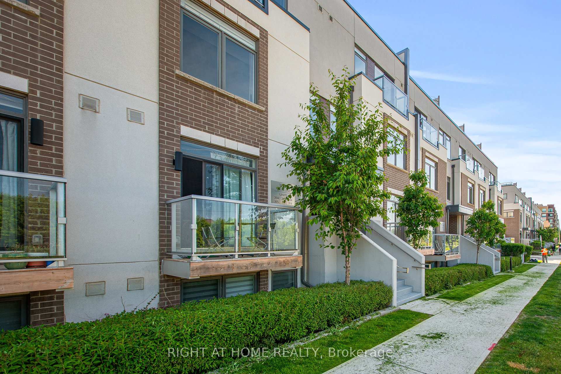 2 Bedrooms Condo at 3058 Sixth, Oakville For sale