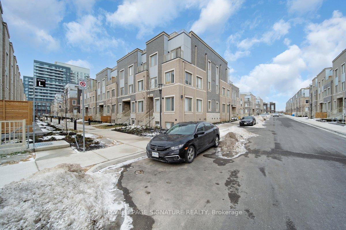 2 Bedrooms Condo at 151 Honeycrisp, Vaughan For sale
