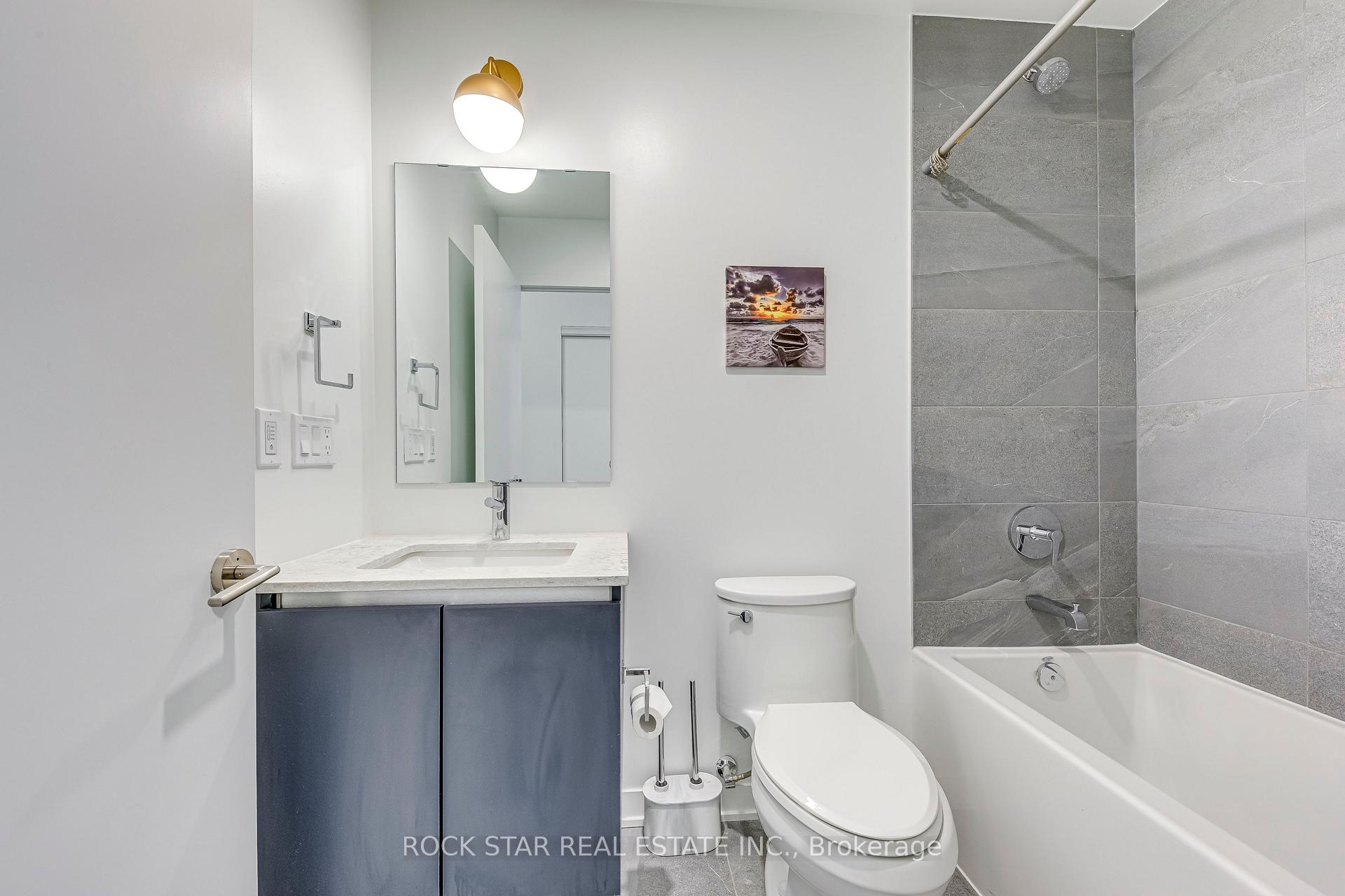 2 Bedrooms Condo at 405 Dundas,  Oakville For sale
