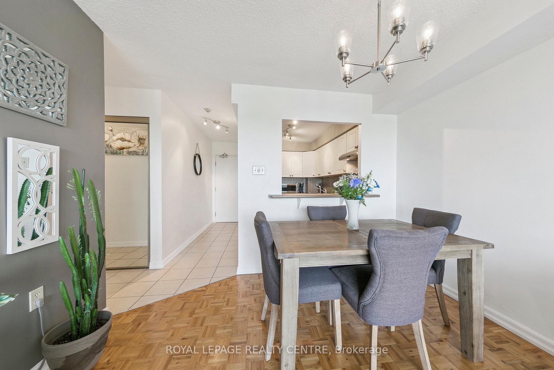3 Bedrooms Condo at 1110 Walden, Mississauga For sale