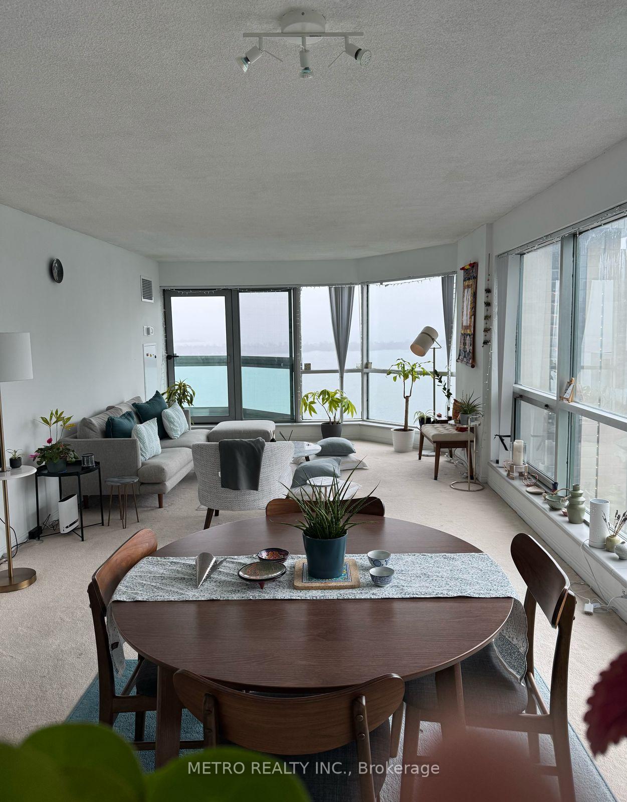 2 Bedrooms Condo at 10 Yonge, Toronto For sale