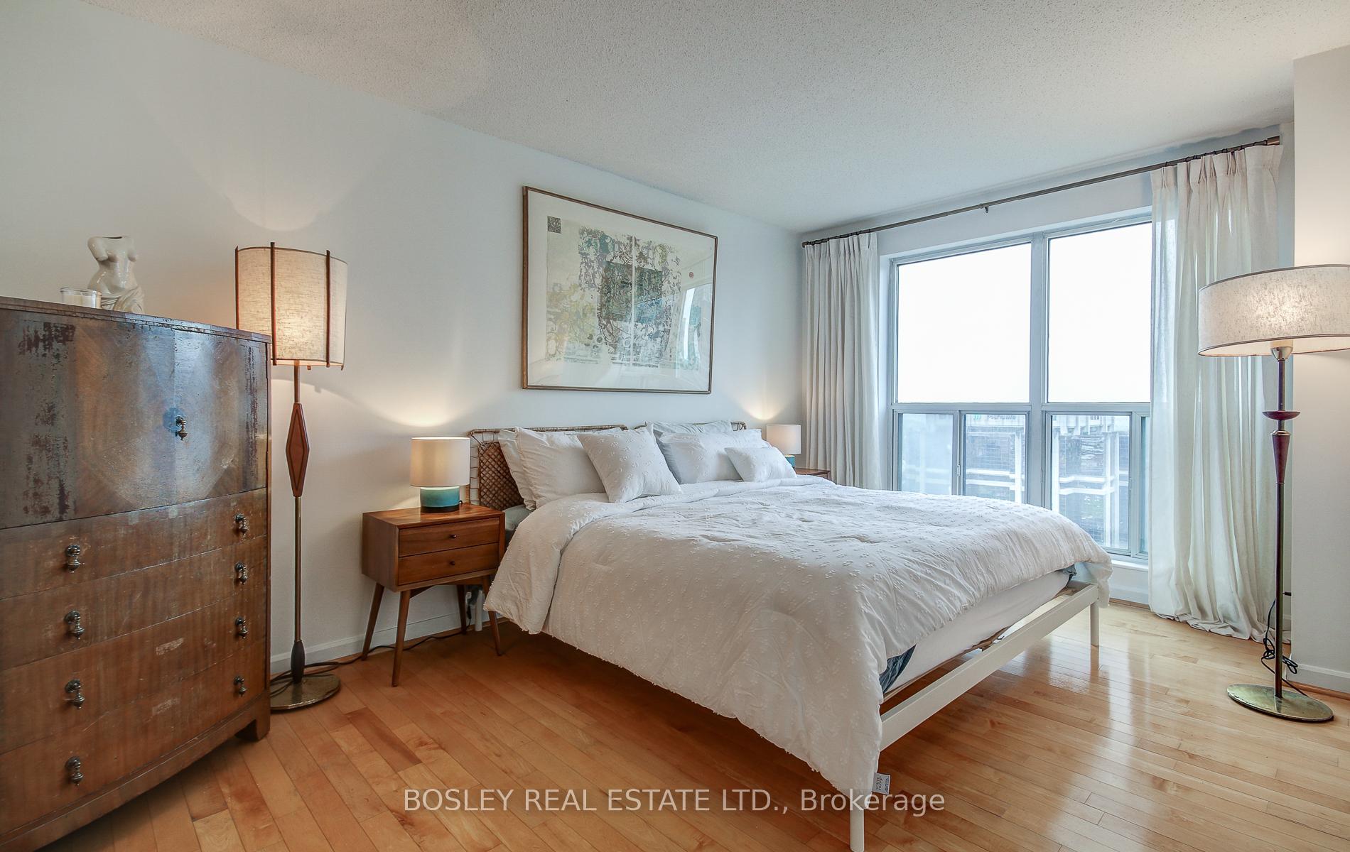 2 Bedrooms Condo at 8 Park, Toronto For sale