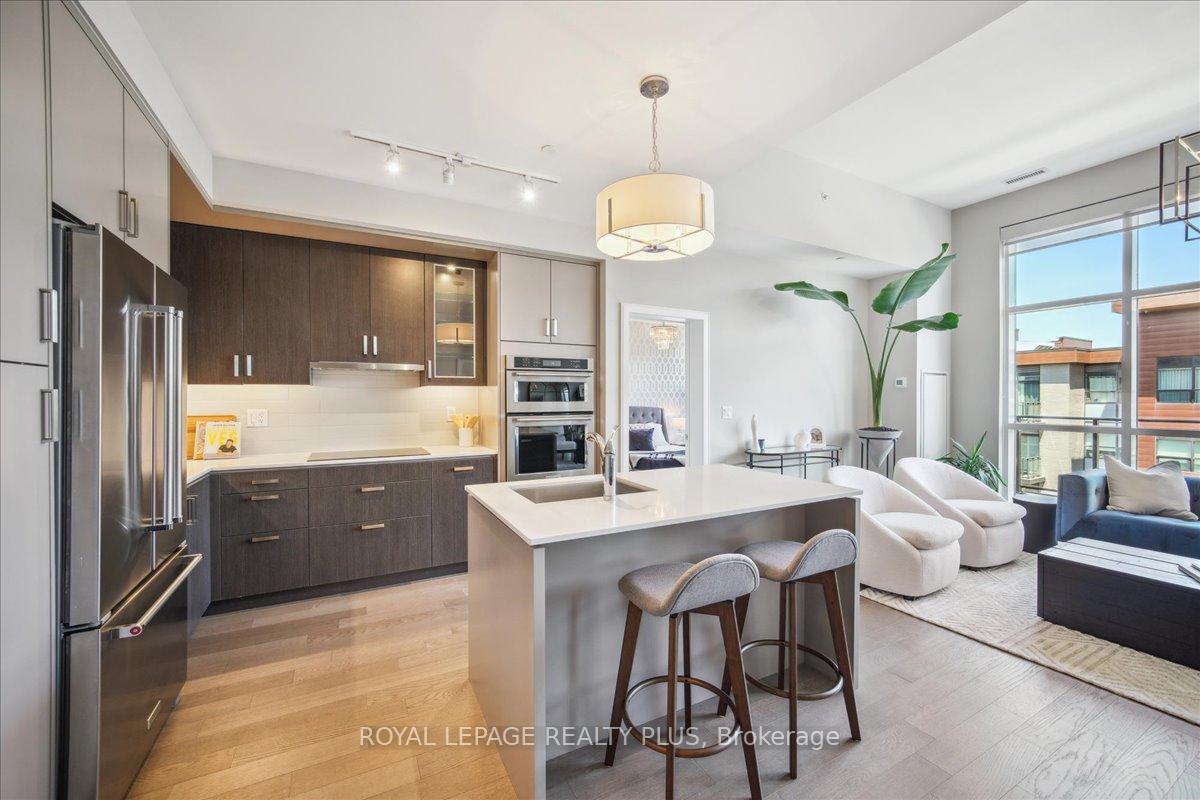 3 Bedrooms Condo at 1575 Lakeshore, Mississauga For sale