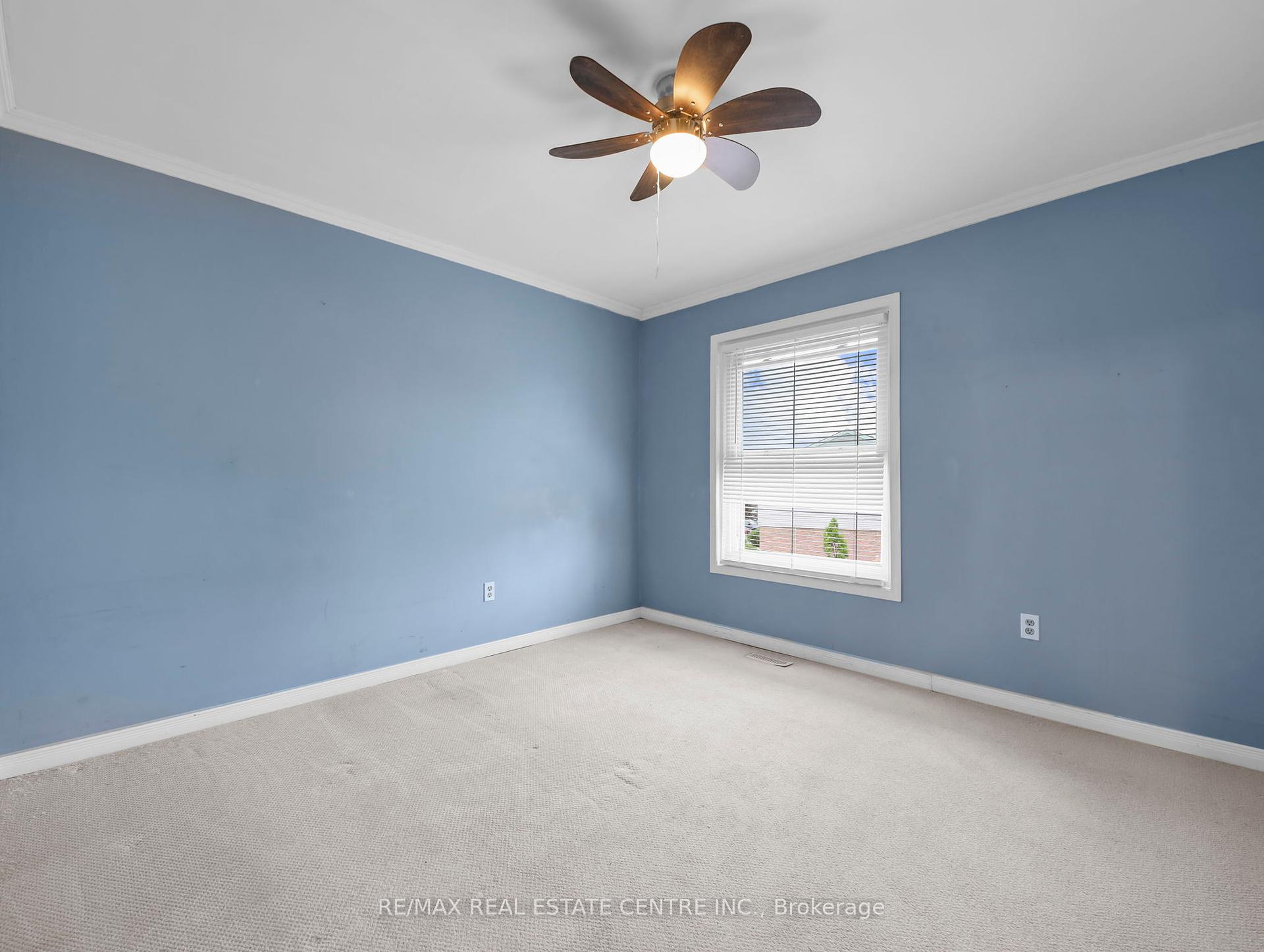 3 Bedrooms Condo at 2779 Gananoque, Mississauga For sale
