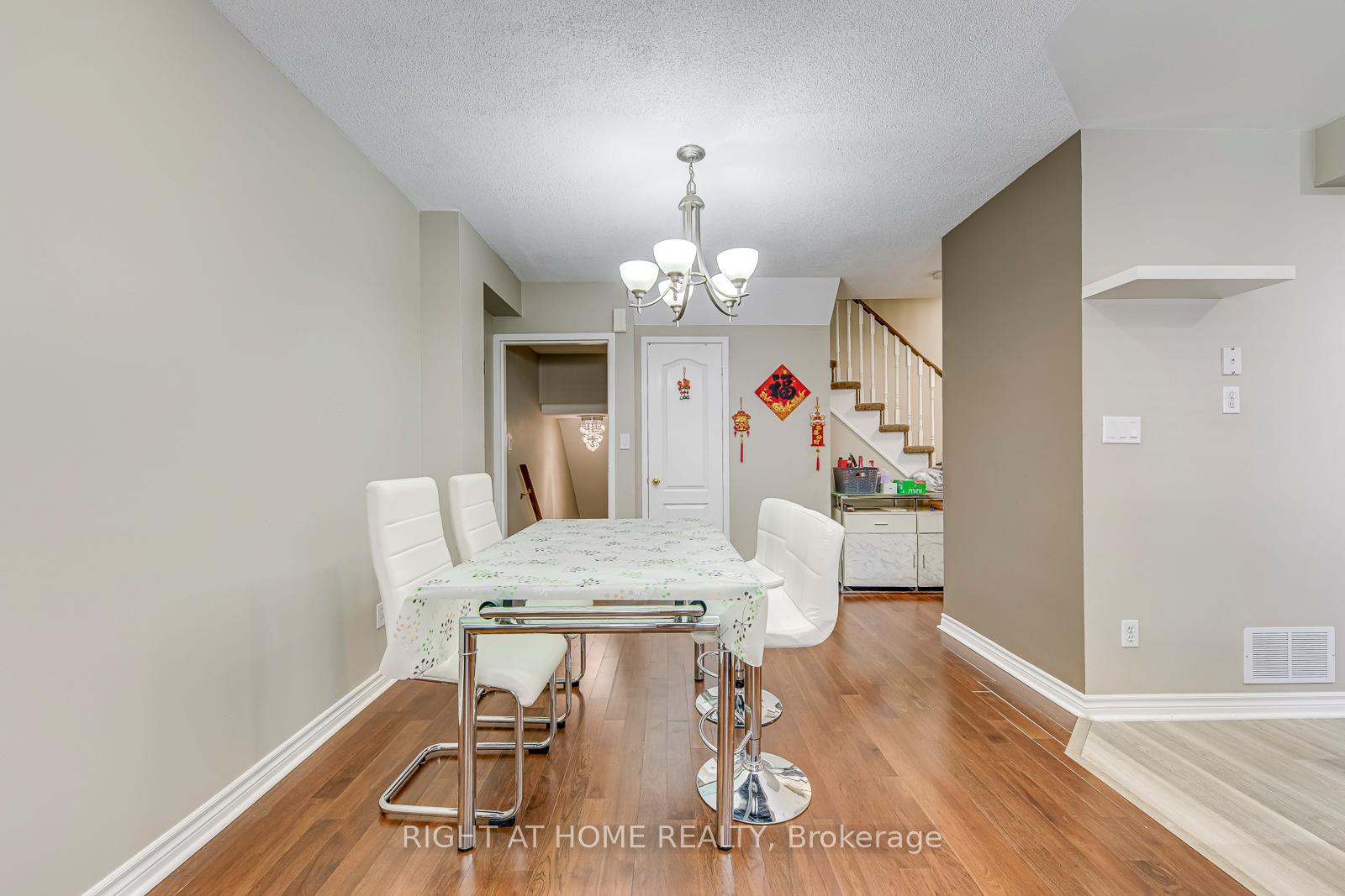 2 Bedrooms Condo at 605 Shoreline, Mississauga For sale