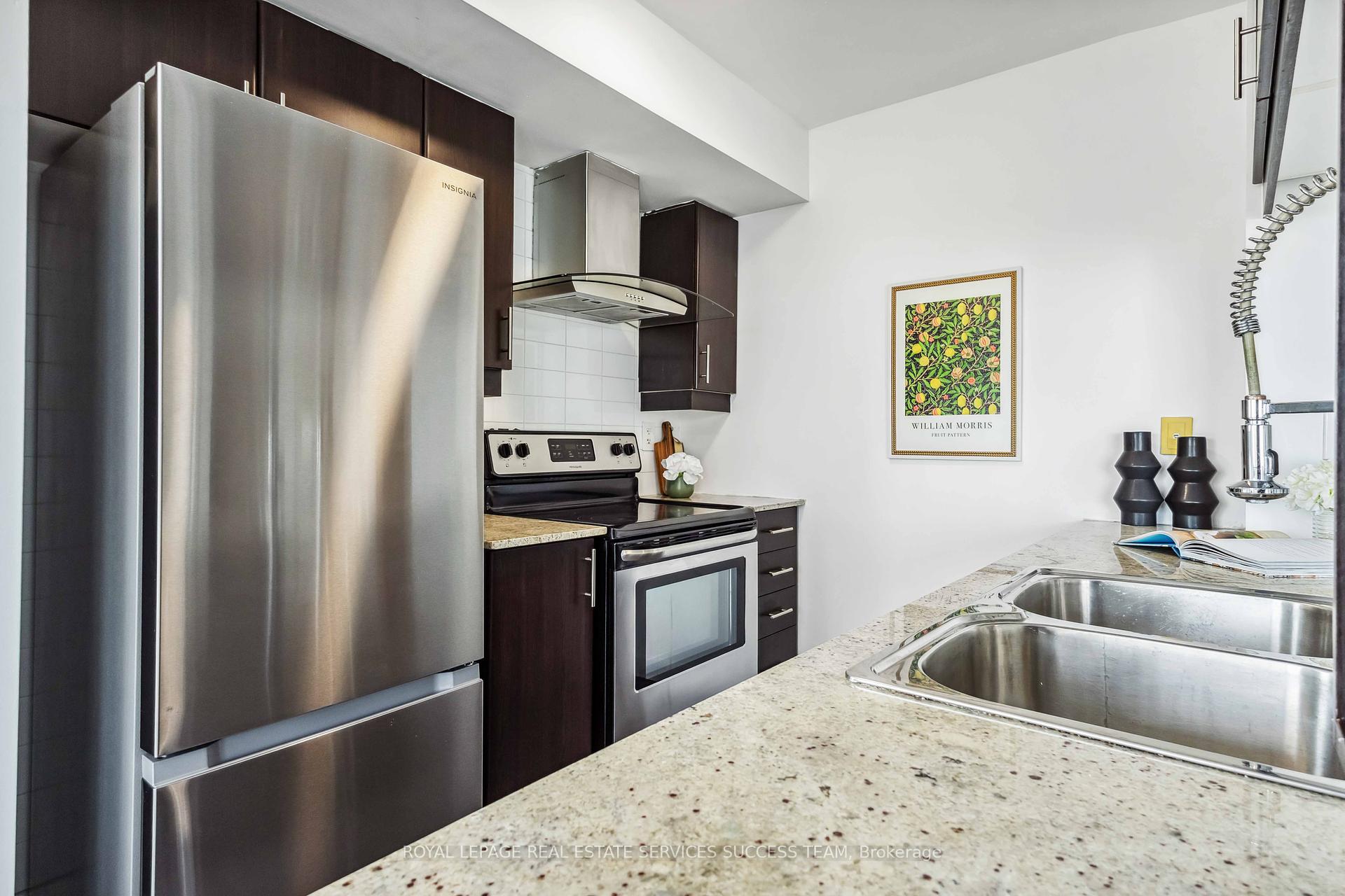 2 Bedrooms Condo at 25 Town Centre,  Toronto For sale