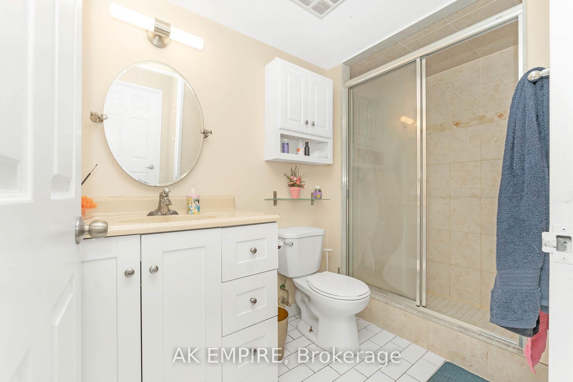 3 Bedrooms Condo at 250 Webb, Mississauga For sale