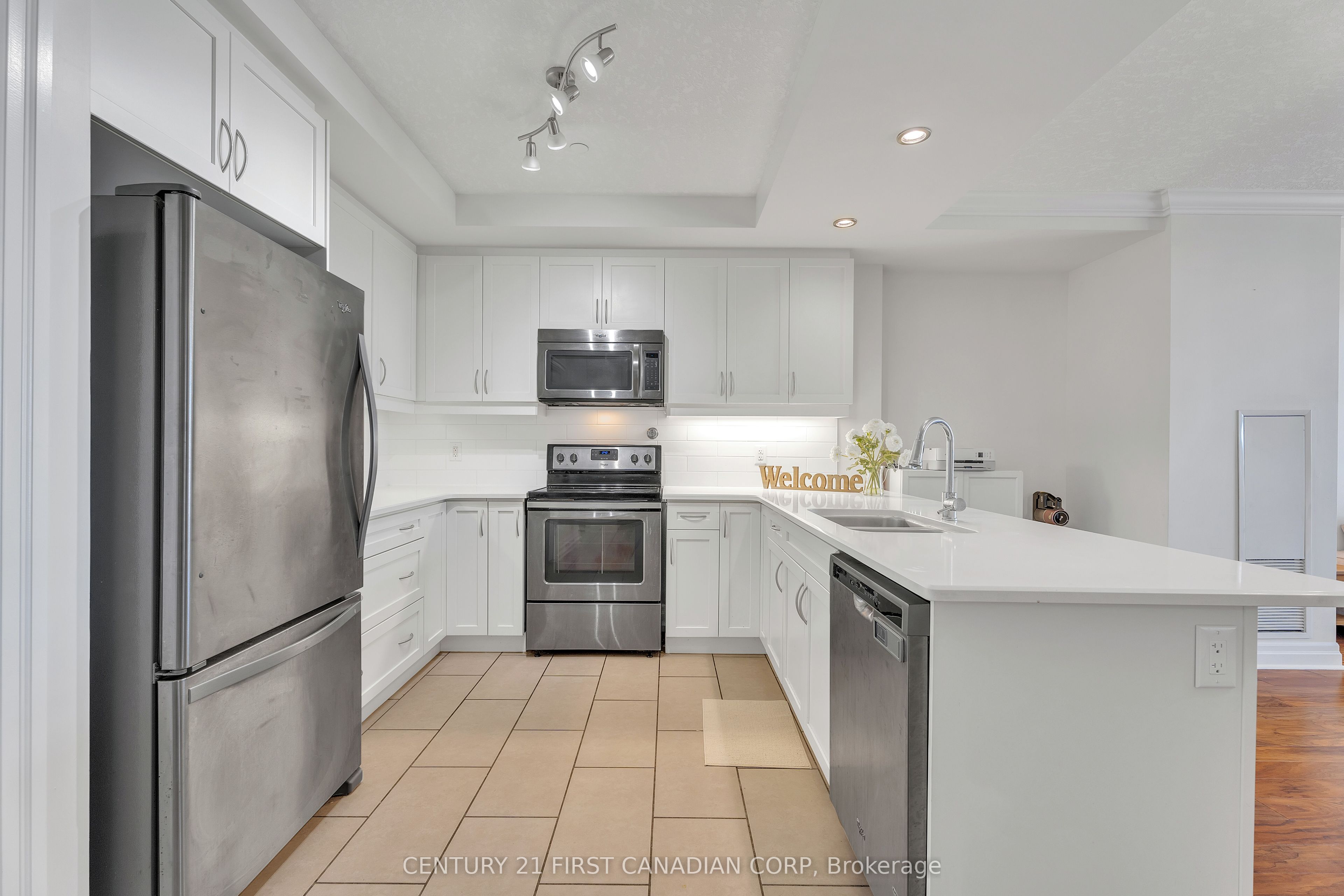 240 Villagewalk Boulevard, #812