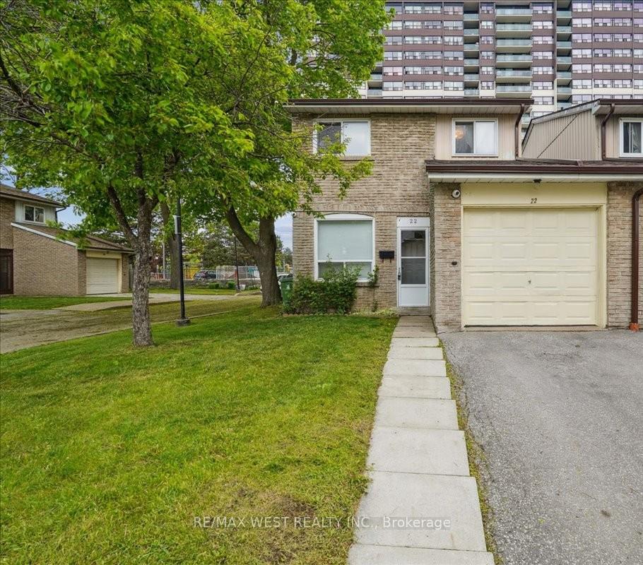 5 Bedrooms Condo at 44 Chester Le, Toronto For sale