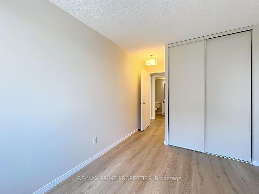 2 Bedrooms Condo at 91 Townsgate, Vaughan For sale