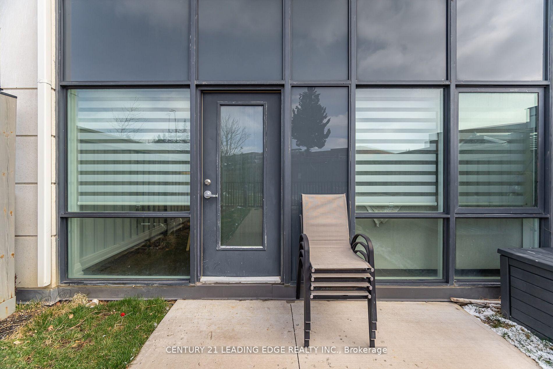 2 Bedrooms Condo at 24 Woodstream, Vaughan For sale
