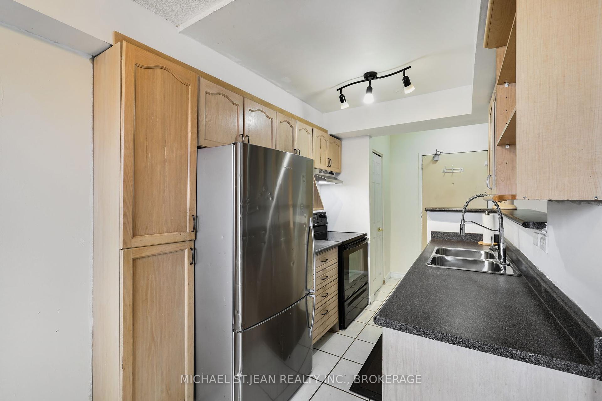 2 Bedrooms Condo at 851 Queenston,  Hamilton For sale
