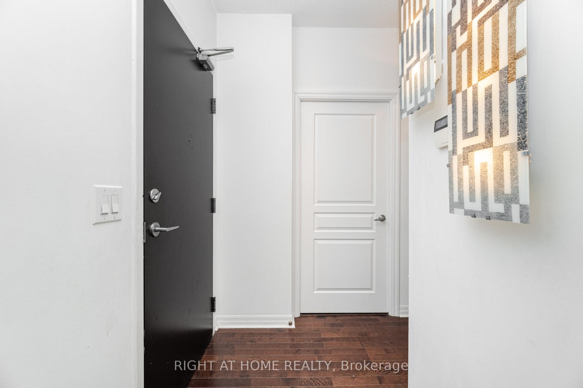 2 Bedrooms Condo at 225 Webb, Mississauga For sale