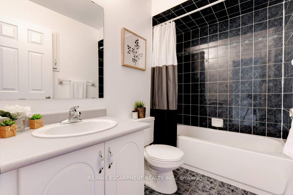 4 Bedrooms Condo at 5090 Fairview, Burlington For sale